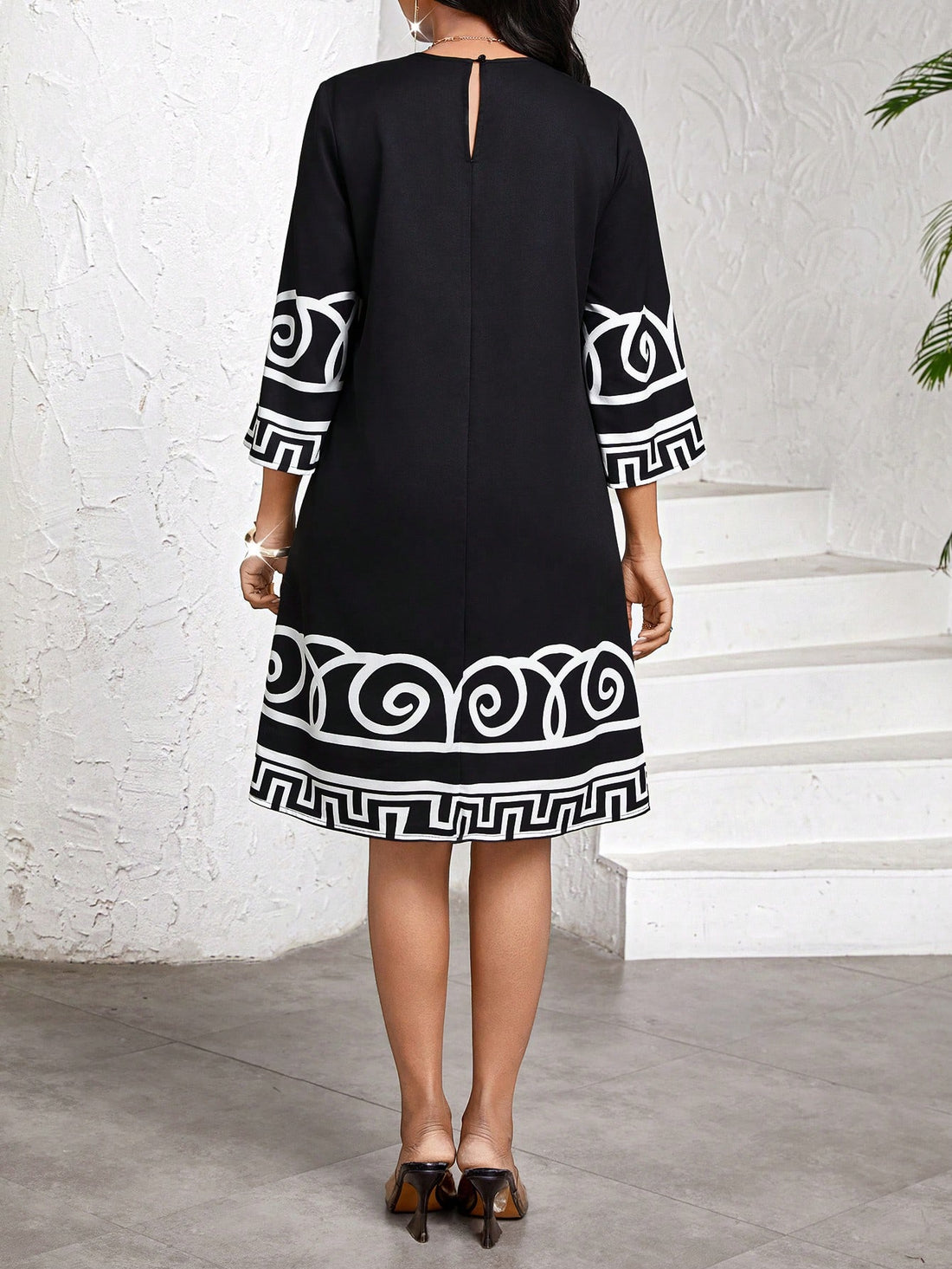 Turn heads with this geometric print flare sleeve dress, perfect for your next vacation! Its stylish design will make you stand out while its comfortable fit ensures you can enjoy your travels. A must-have for any fashionable woman.