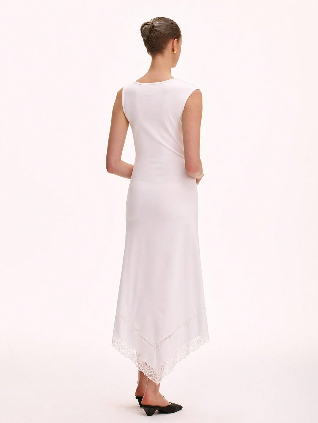 Step into the spotlight with this playful yet elegant white fishtail dress featuring a unique asymmetrical neckline and delicate lace insets. Perfect for chic occasions, its flattering silhouette and intricate details add a touch of whimsy while keeping you effortlessly stylish. Dance the night away in a dress that’s as fun as it is sophisticated!