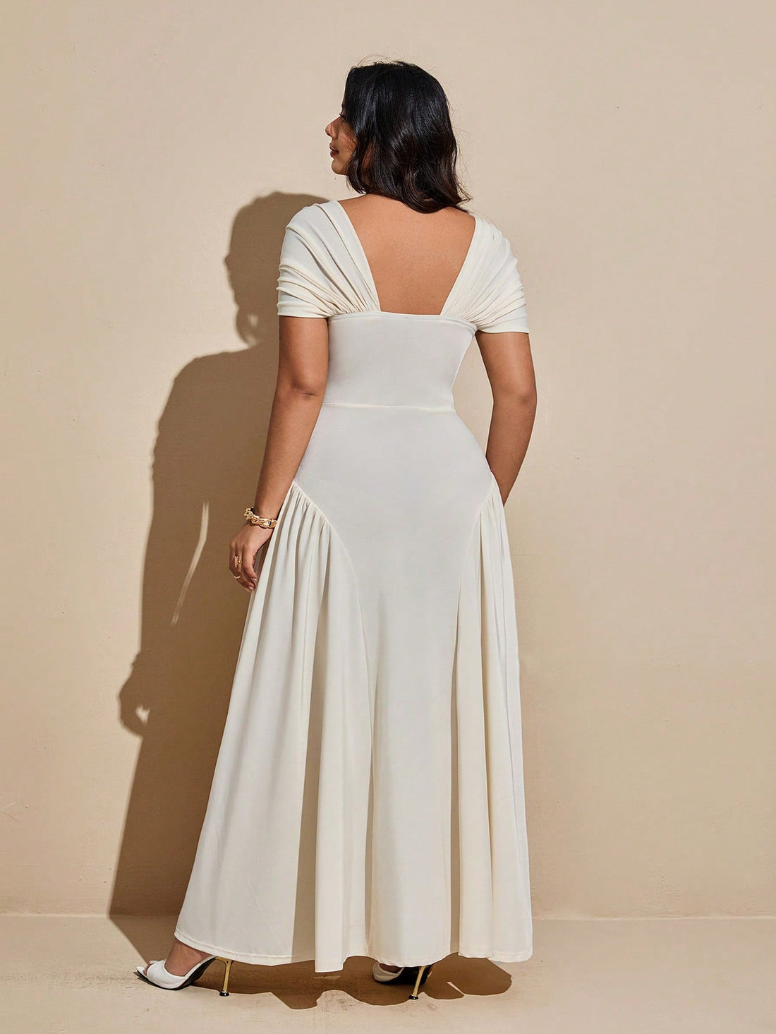 Step into the spotlight with this Elegant Plus Size Maxi Party Dress, designed to turn heads! Featuring playful crossed cutouts and a flattering sweetheart neckline, it combines charm and confidence effortlessly. The flowing maxi length adds a touch of drama, perfect for dancing the night away or making a grand entrance at any celebration. Celebrate your curves in style and let your personality shine with this stunning party dress.