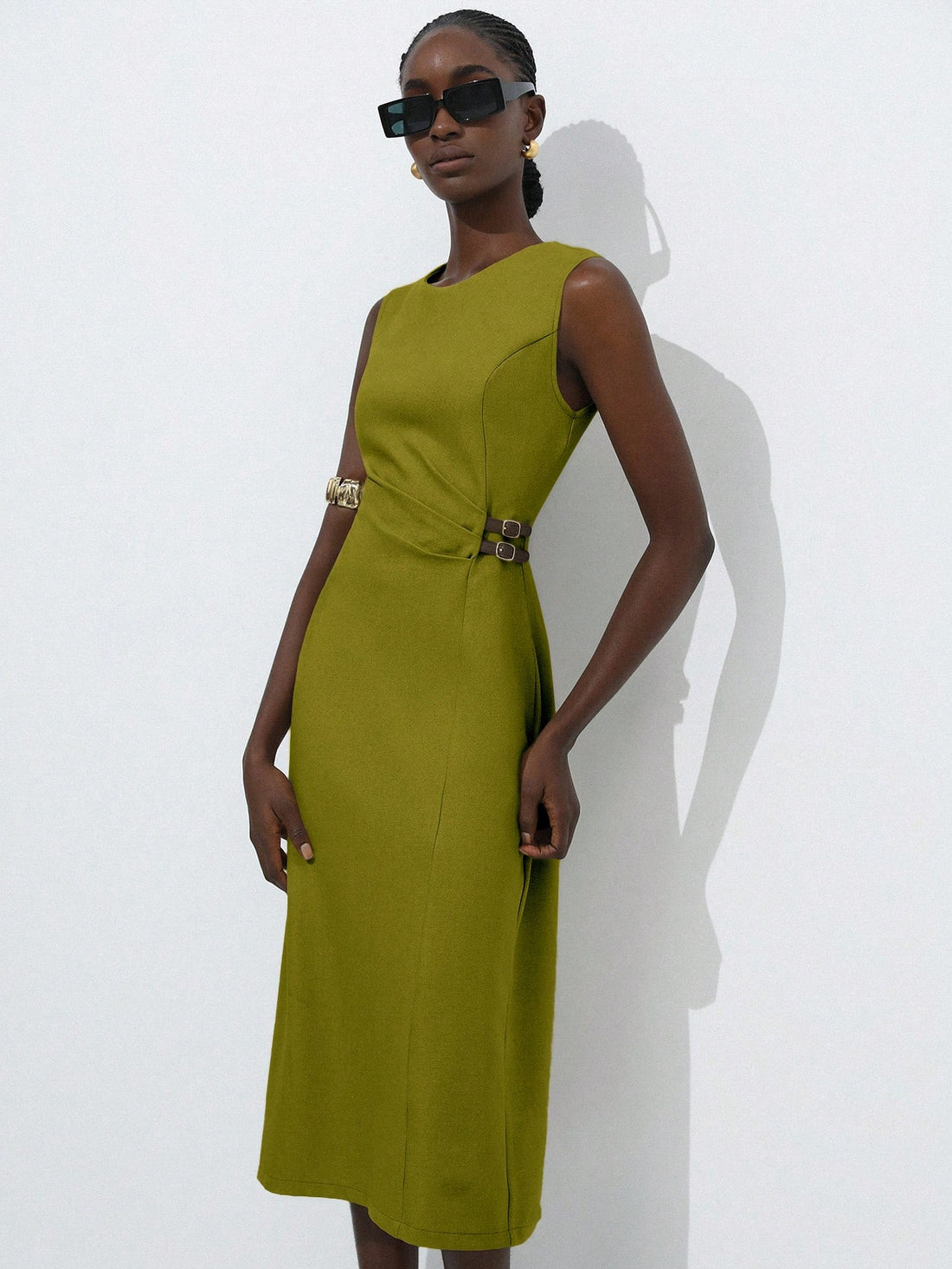 Step out in style with this chic beige ribbed sleeveless dress, perfectly paired with a faux leather belt for that extra touch of vintage charm. Its minimalist design lets you shine effortlessly, whether you're brunching with friends or dancing the night away. Comfortable, flattering, and full of personality—this dress is your new go-to for playful elegance!