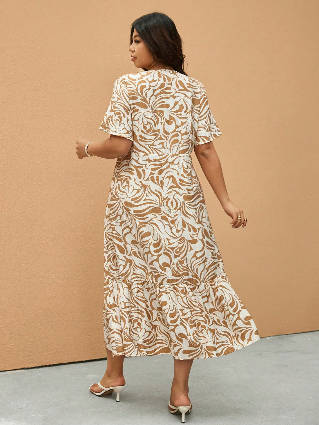 Step into effortless charm with this Elegant Plus Size Floral Print Midi Dress. Featuring a playful ruffle trim and a vibrant floral pattern, it’s perfect for casual outings or vacation days. The flattering midi length and comfortable fit celebrate your curves while keeping you cool and stylish. Embrace sunny adventures with a dress that’s as fun and lively as you are!