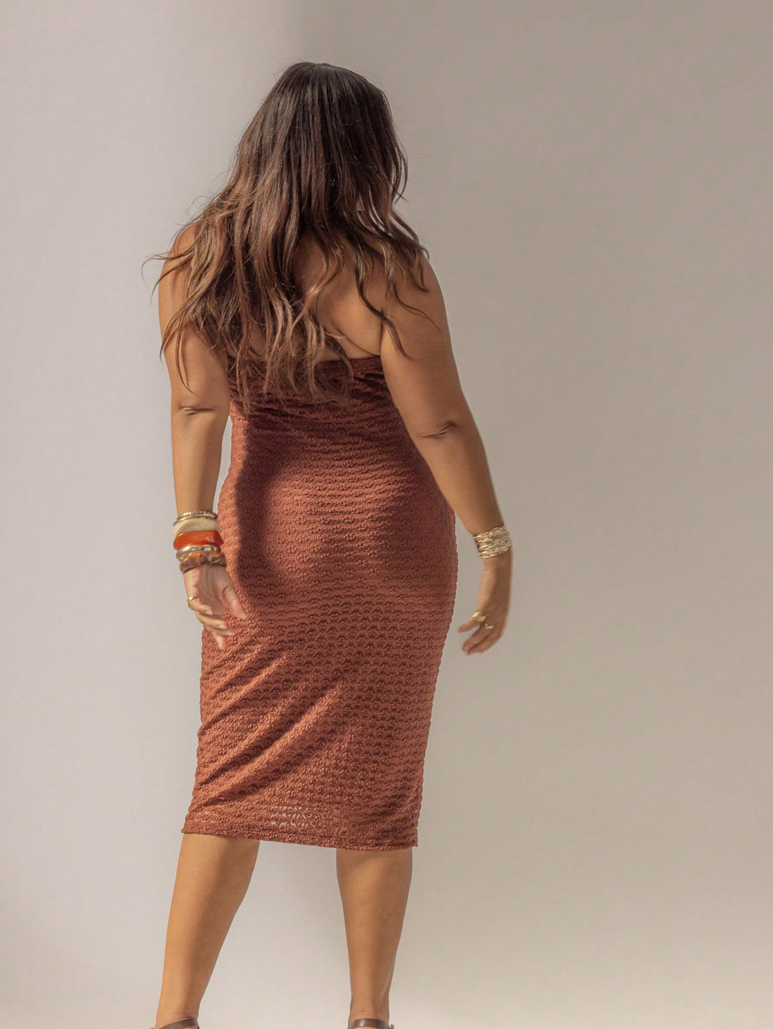 Turn heads this summer with the Chic Backless Halter Midi Dress, designed to celebrate your curves with a playful touch. Featuring textured details and a flattering halter neck, this dress offers a breezy, backless style that’s perfect for sunny days and warm nights. Embrace comfort and confidence in a silhouette made just for you—your new favorite summer staple!