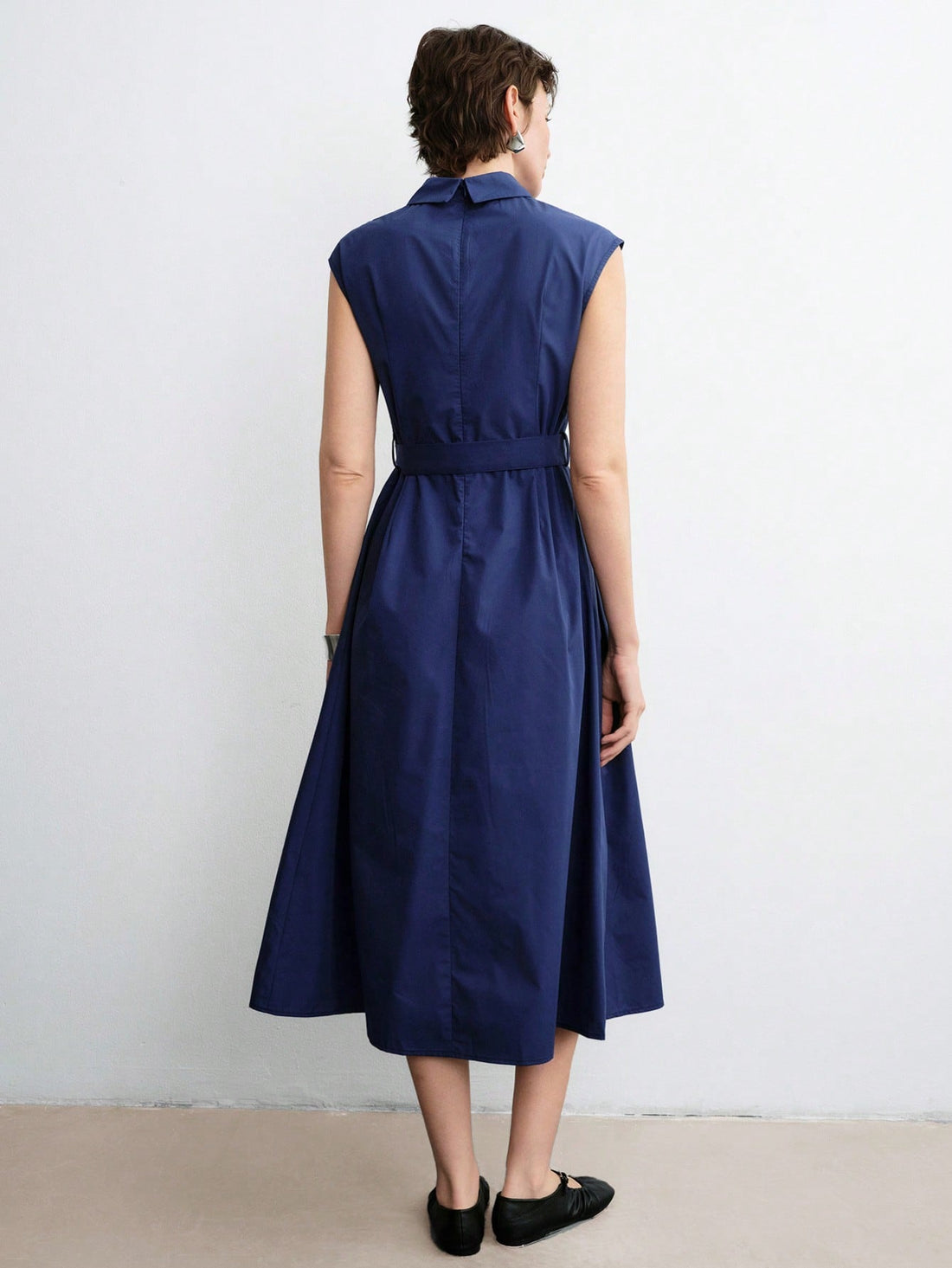 Step out in style with this elegant women's shirt collar dress, featuring a flattering waist tie and a charming pleated skirt. Perfect for both your daily commute and weekend getaways, it combines comfort with a playful touch. Effortlessly chic, this dress lets you embrace every moment with confidence and flair.