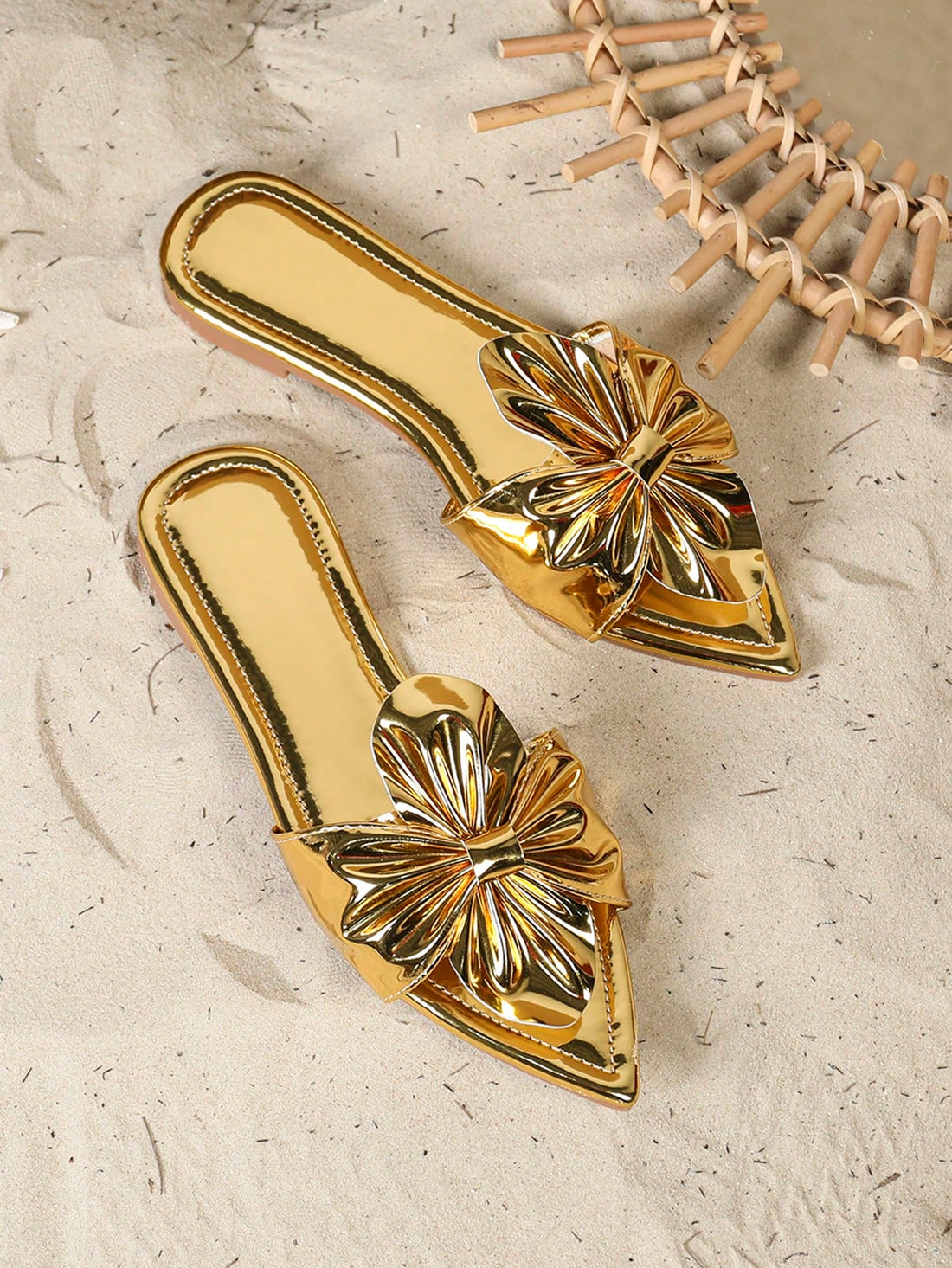 Step into summer with these trendy plus size gold flat sandals, perfectly designed for sunny days and warm nights. Featuring a playful sunflower decoration, they add a touch of sunshine to any outfit—whether you're at the beach, on vacation, or dancing at a wedding. Comfortable and eye-catching, these sandals keep you stylish and ready for all your summer adventures.