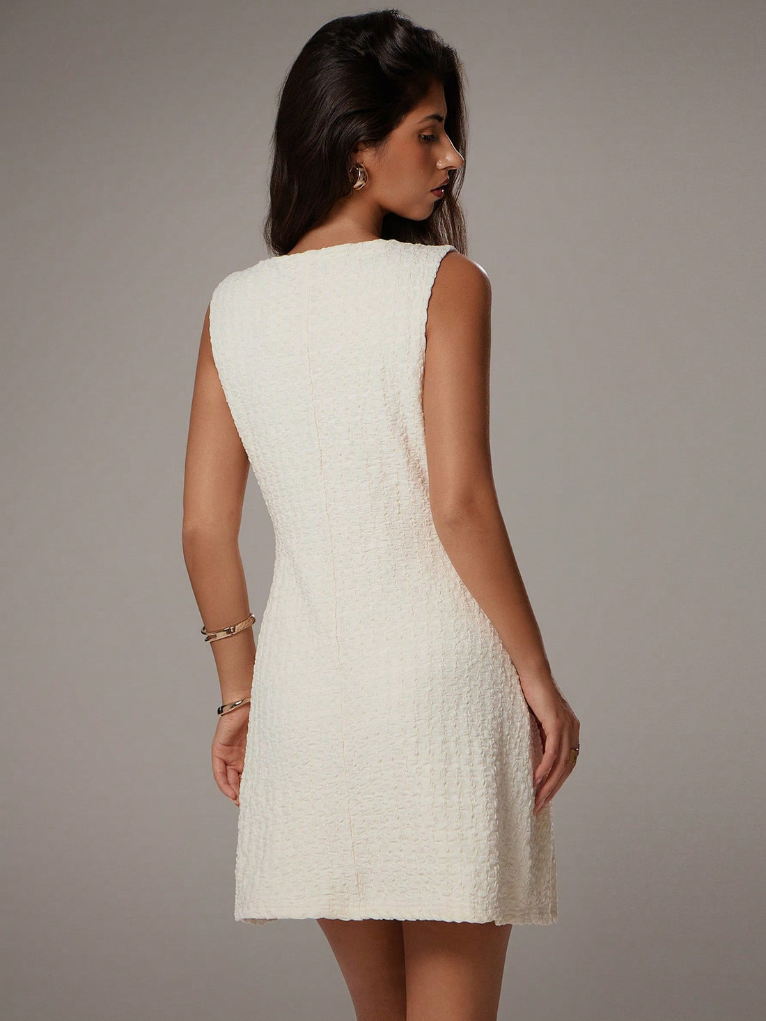 Step into the spotlight with this playful 90s-inspired dress, perfect for spring and summer days! Its versatile design effortlessly transitions from casual brunches to elegant evening events, making it your go-to piece for any occasion. Embrace a nostalgic vibe while staying fresh and stylish all season long.