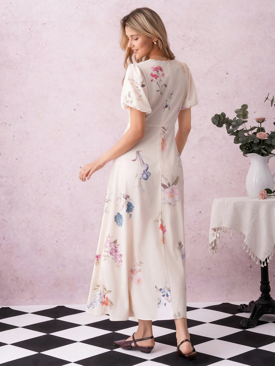 This playful mini dress combines a charming floral print with delicate lace trim, perfect for adding a touch of romance to your casual wardrobe. Flirty and feminine, it’s ideal for sunny brunches, weekend strolls, or any outing where you want to feel effortlessly elegant and fun.