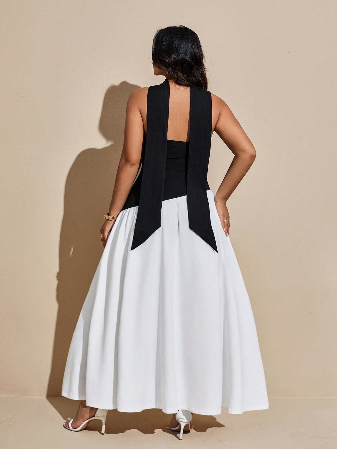 Turn heads on your vacation with this chic plus size strapless dress in classic black and white. Featuring a daring slit, it combines comfort and style effortlessly, perfect for sunny days and breezy evenings. Embrace your curves and let your confidence shine wherever you go!