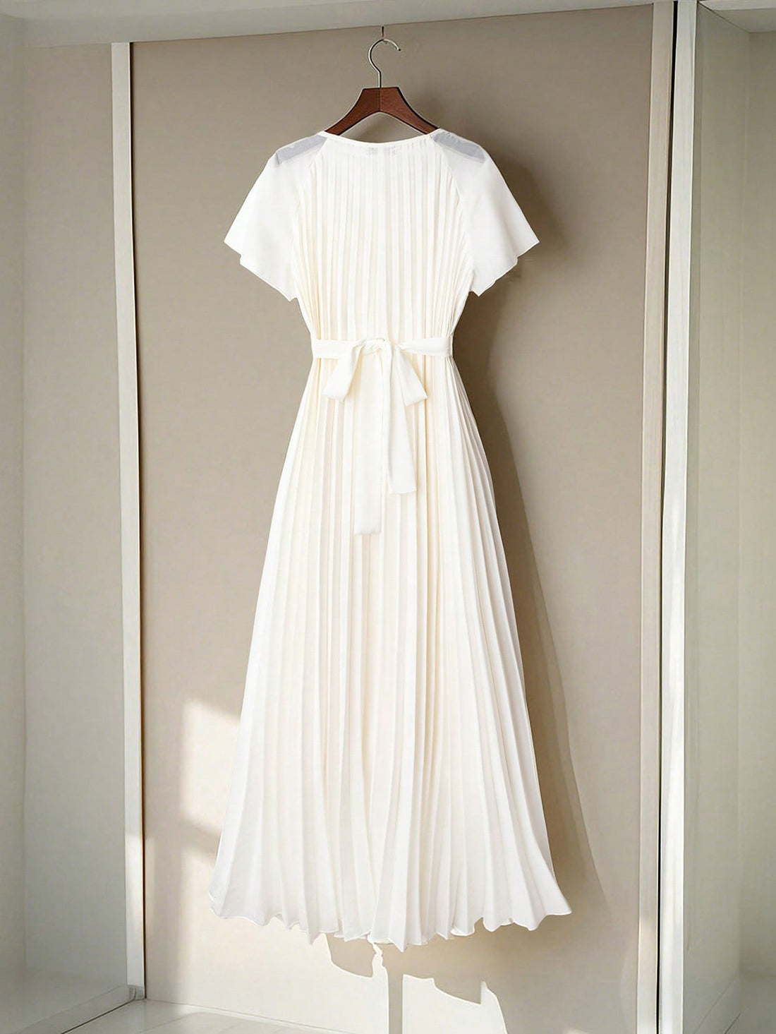 Step into summer with this playful plus size dress designed to flatter and flow. Featuring short sleeves and a charming round neck, its pleated details add a touch of elegance while keeping you cool and comfortable. Perfect for sunny days and casual outings, this dress combines style and ease for your warm-weather wardrobe.