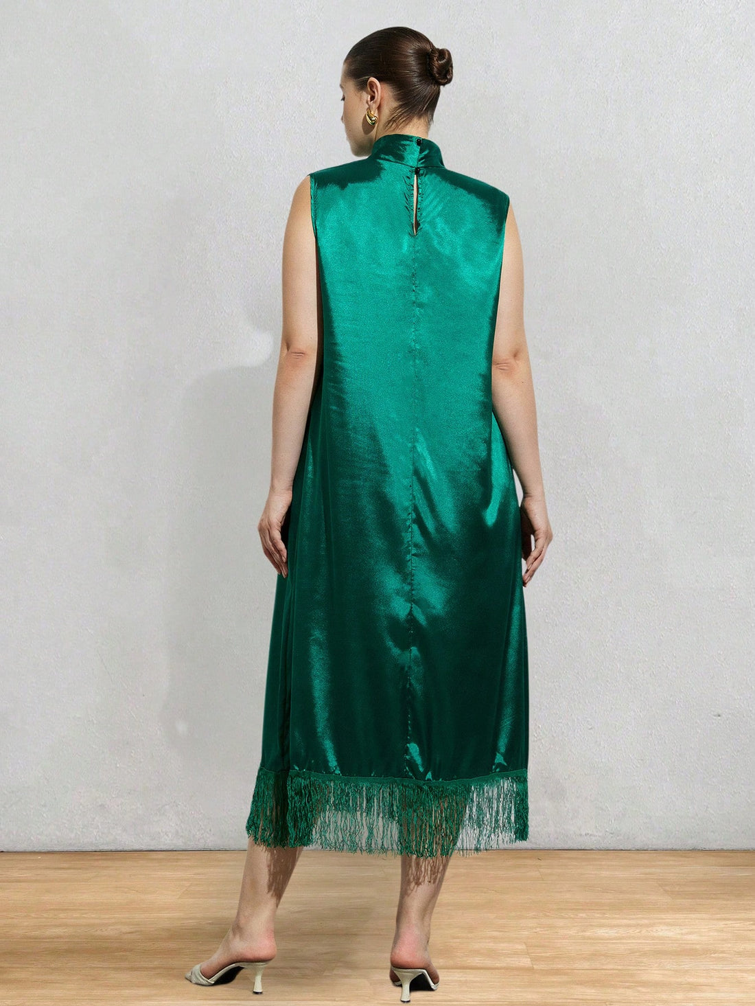 Step out in style and comfort with this Elegant Plus Size Halter Dress. Its solid color and loose, straight cut offer a flattering fit that moves with you, perfect for any occasion. The halter neckline adds a flirty touch, making it easy to dress up or down. Embrace effortless elegance with a playful twist!