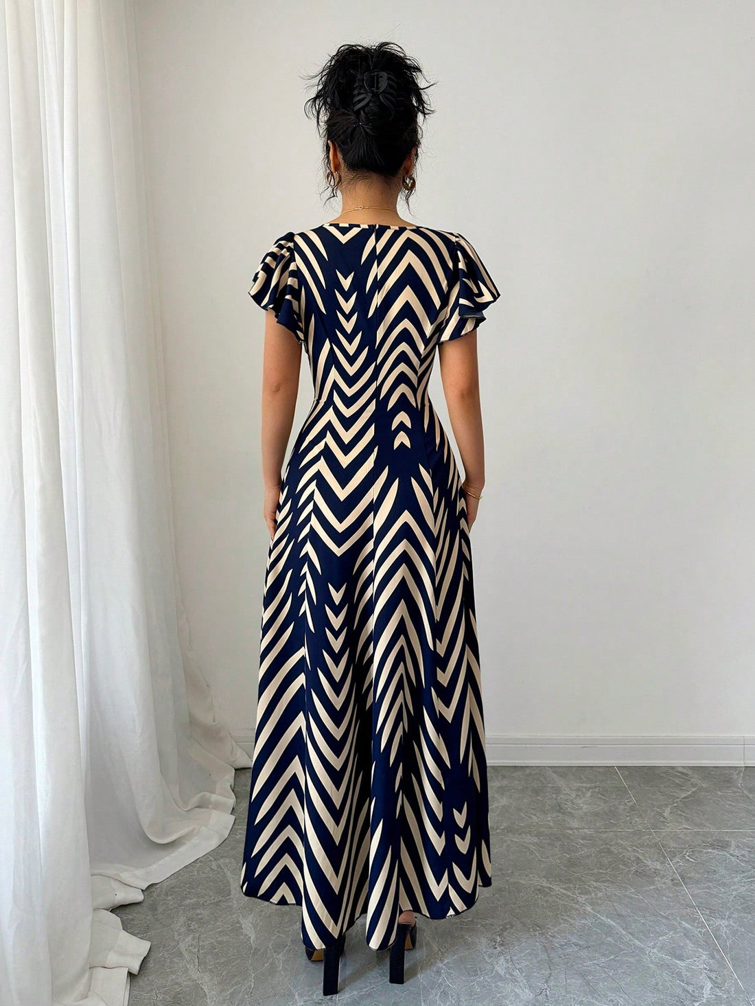 Effortlessly chic and oh-so-comfortable, this V-neck midi dress brings botanical vibes to your warm-weather wardrobe. The flattering leaf print adds visual interest while the elastic waist ensures a perfect fit that moves with you. Whether you're strolling through farmers markets or catching up with friends over brunch, this breezy piece transitions seamlessly from casual day looks to relaxed evening outings. The midi length offers just the right amount of coverage while keeping things light and airy. A spr