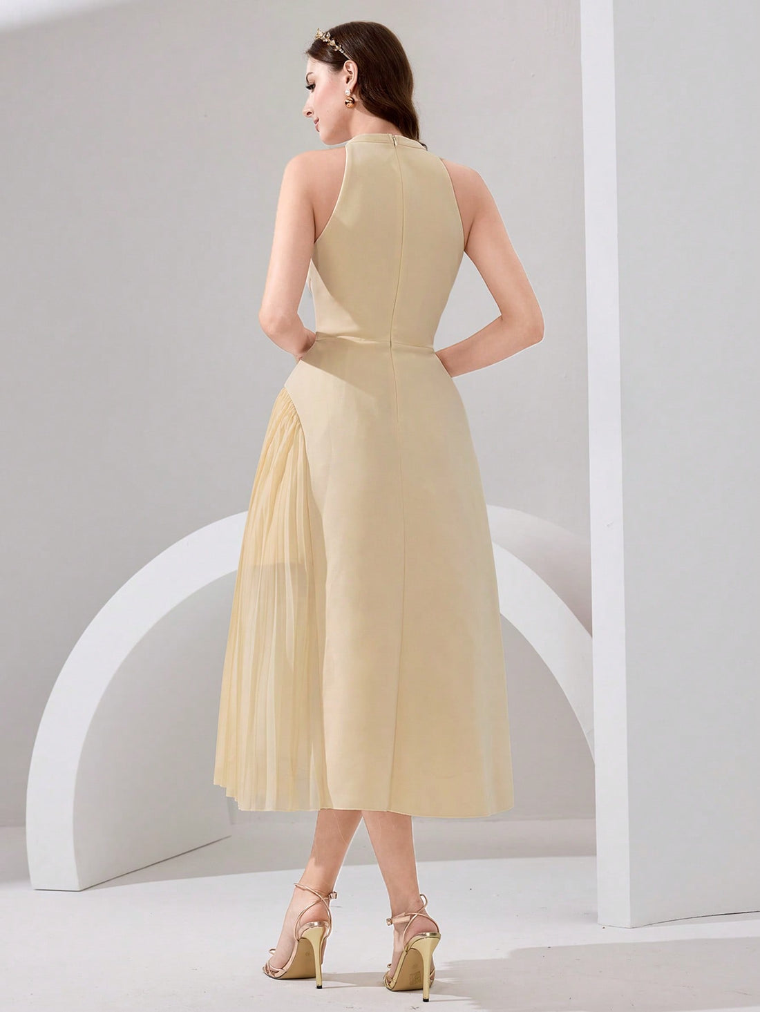 Step into sophistication with this stunning ball gown that's equal parts glamorous and fun! The pleated halter neck design creates an elegant silhouette while the flowing skirt delivers that show-stopping moment you've been dreaming of. Available in a timeless solid color, this dress transitions effortlessly from formal events to special celebrations. The structured bodice pairs beautifully with the voluminous skirt, ensuring you feel confident and radiant all night long. Perfect for making an unforgettable