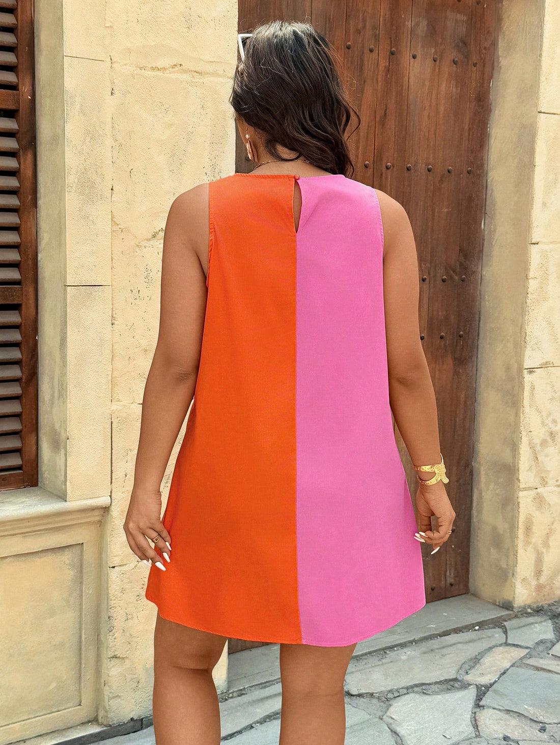 Step into summer with this playful plus size sleeveless dress featuring a vibrant colorblock design. Its casual yet chic style offers effortless elegance, perfect for sunny days and warm evenings. Lightweight and comfortable, it’s your go-to dress for easy, breezy fashion that celebrates your curves with flair.