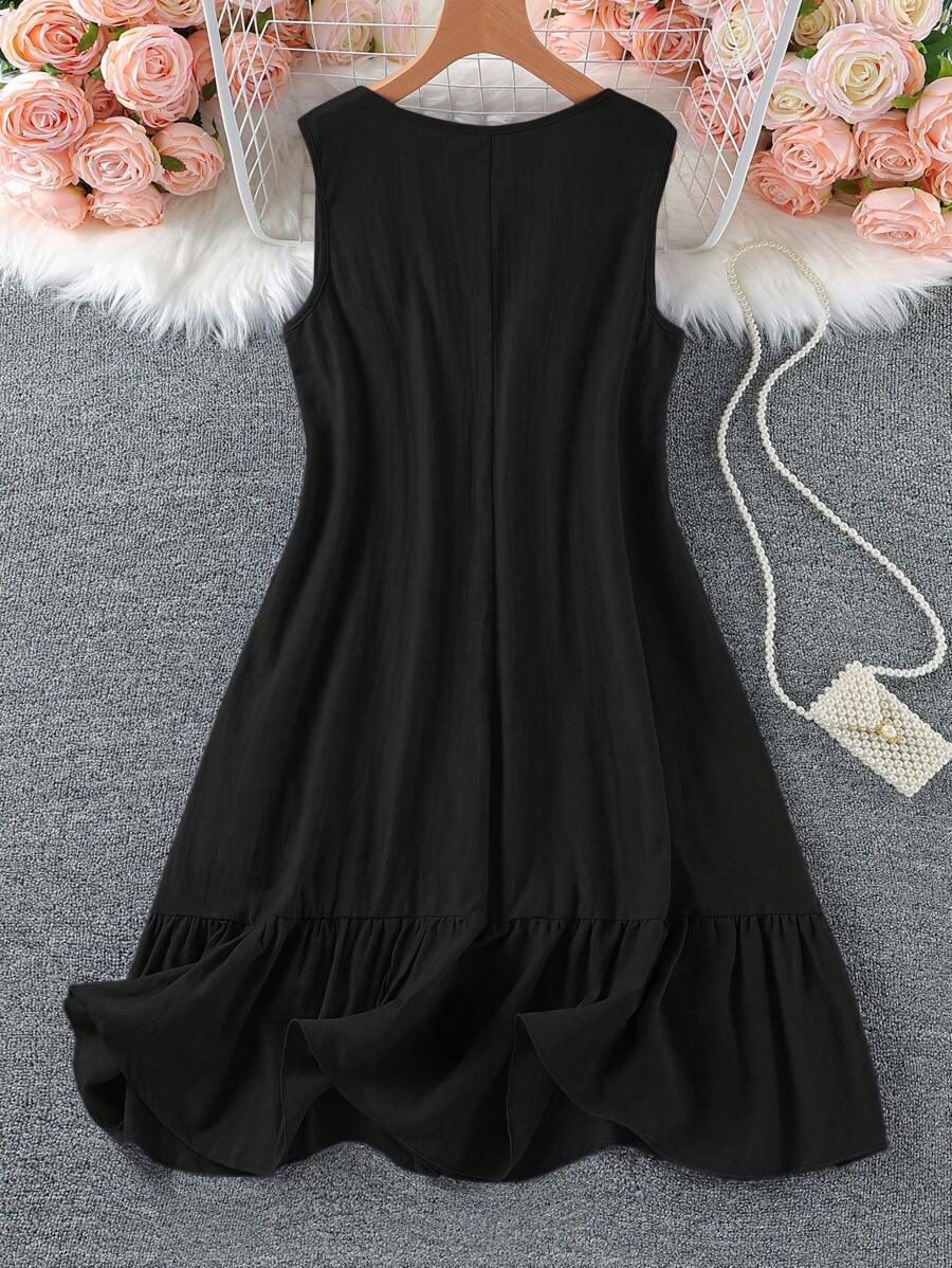 Turn heads with this navy blue sleeveless dress, designed with a playful floral print that embraces your curves in all the right places. Its round neck adds a touch of classic charm, while the plus-size fit ensures comfort and confidence for every occasion. Perfect for sunny days or evening outings, this dress brings fun and flair to your wardrobe.