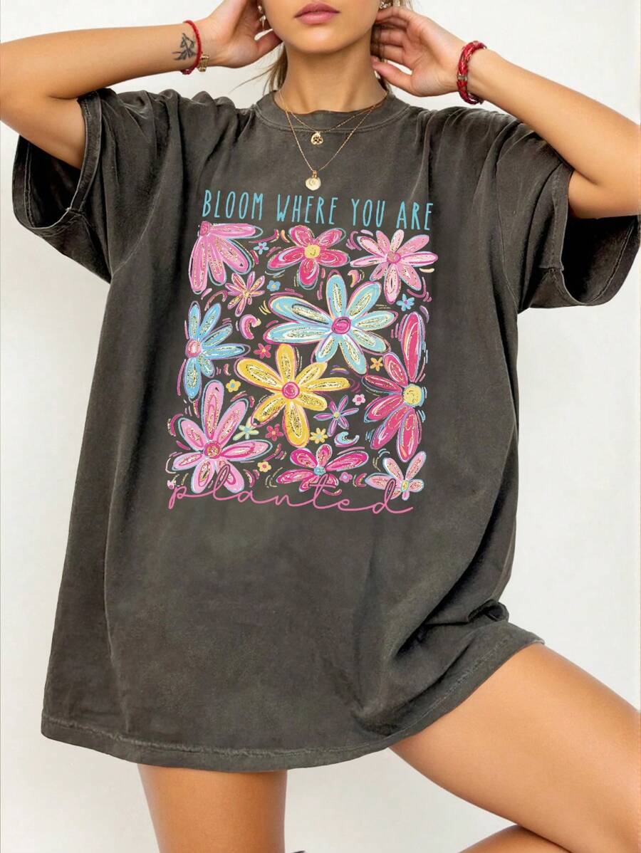 Image 2 - side profile of Stylish Plus Size Floral Print Casual T-Shirt for Women - Perfect for Holidays
