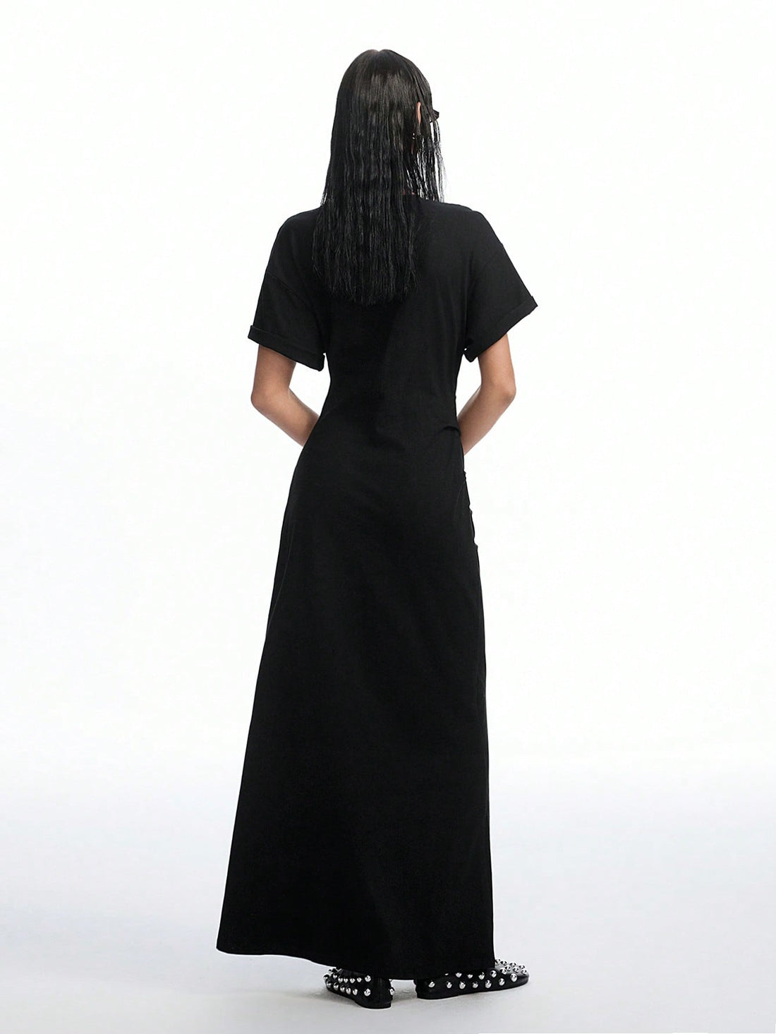 Step out in style with this playful black short-sleeved maxi dress, perfect for breezy summer days. Its flowing silhouette offers comfort for your daily commute while adding a touch of Y2K flair to your look. Whether you're headed to work or a festive gathering, this dress effortlessly blends ease and fun for any occasion.