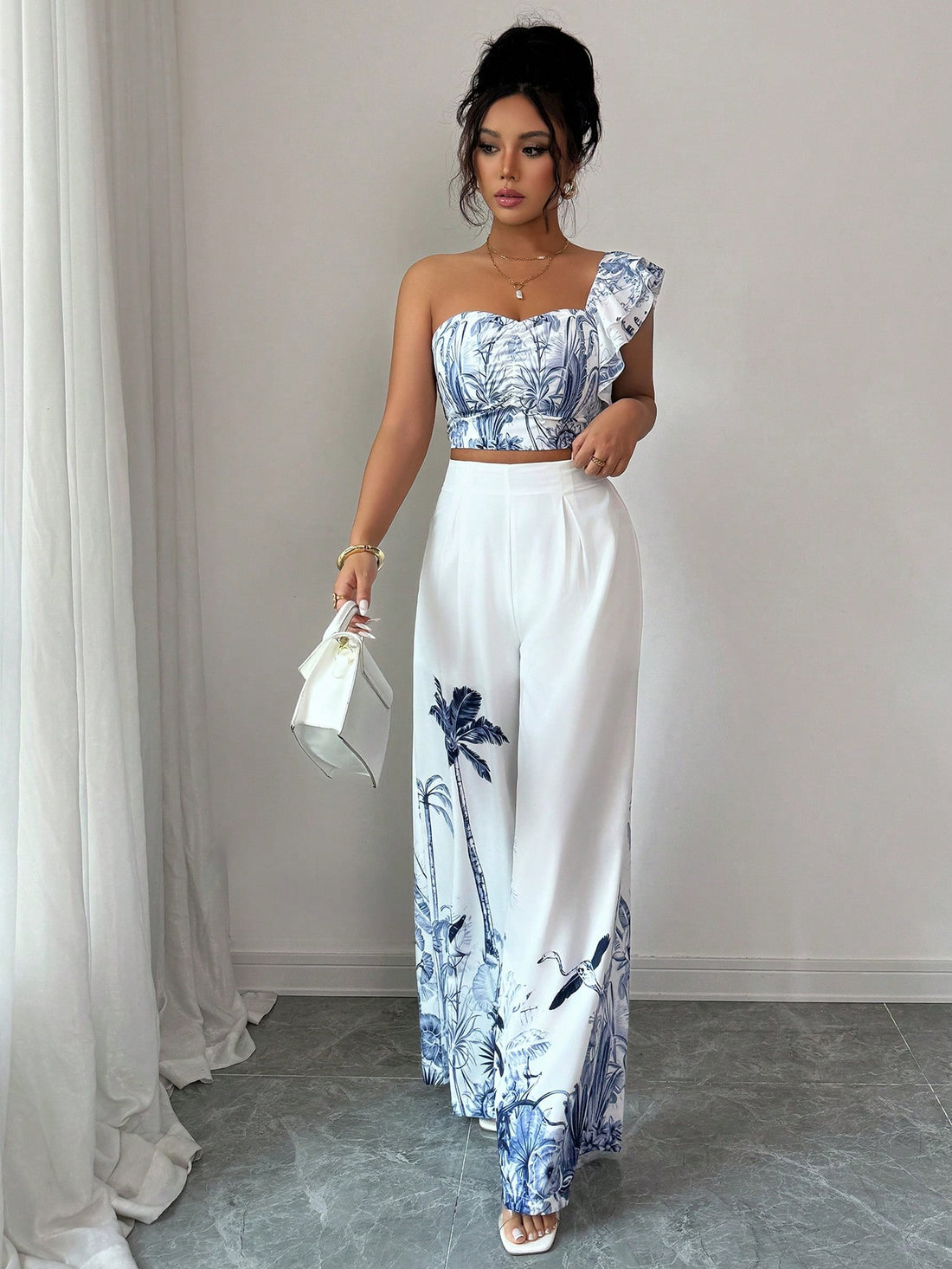 Effortlessly nail that casual-chic vibe with this fabulous 2-piece set! Pair the breezy floral print tank top with sleek wide-leg pants for a look that's equal parts comfort and style. Whether you're running errands or meeting friends for brunch, this versatile combo works hard so you don't have to. Mix, match, and make it your own—because great style should feel as good as it looks!