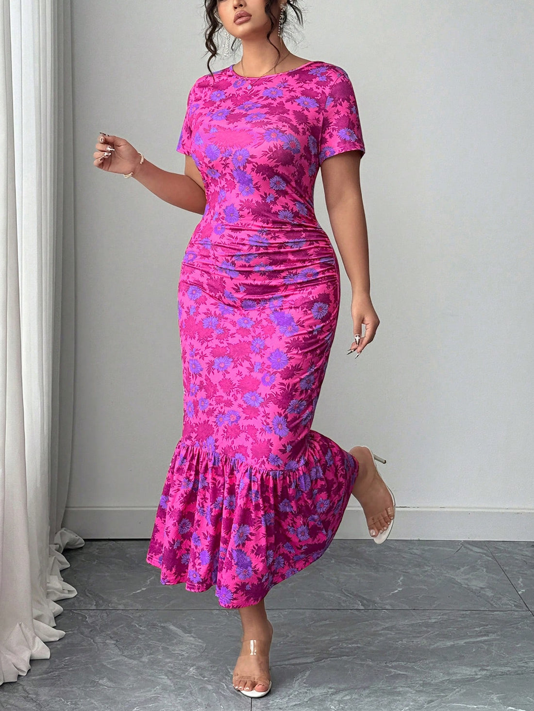 Turn heads with this Floral Print Plus Size Bodycon Dress, designed to hug your curves in all the right places. Made from stretchy knit fabric, it offers a comfy yet flattering fit, perfect for any occasion. The short sleeves add a breezy touch, while the vibrant floral pattern brings a burst of fun and femininity to your wardrobe. Embrace your style with confidence and a playful flair!