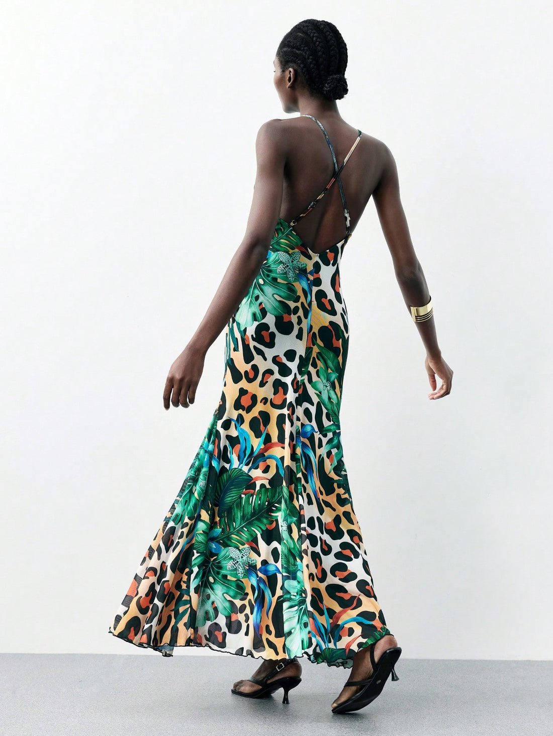 Step out in style with this Elegant Leopard Print Chiffon Maxi Dress. Light and flowing, it’s perfect for autumn and winter, whether you're heading to the office, a party, or just out and about. The playful leopard print adds a bold touch while the chiffon fabric keeps it breezy and comfortable. Dress it up or down and let your confidence roar wherever you go!