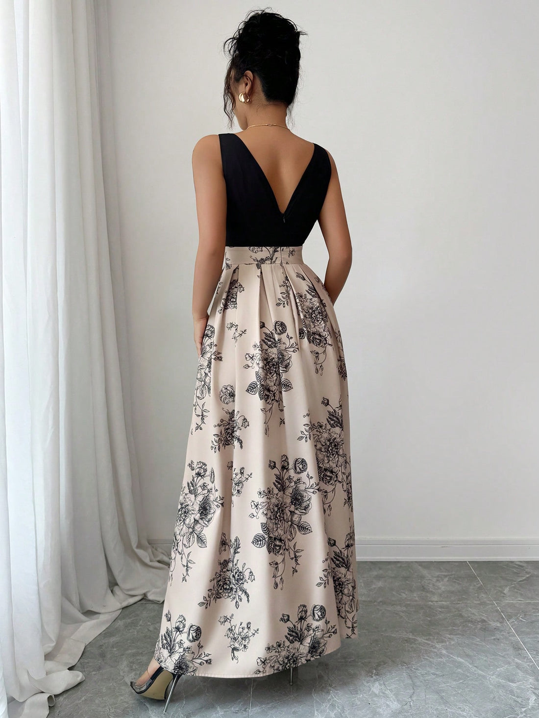 Bloom into summer with this stunning floral print dress that perfectly blends elegance with fun! The eye-catching color block design creates dynamic contrast, making this piece a showstopper whether you're heading to brunch or a garden party. Lightweight and flattering, it's the dress you'll reach for again and again when warm weather calls. Effortlessly chic, undeniably gorgeous.