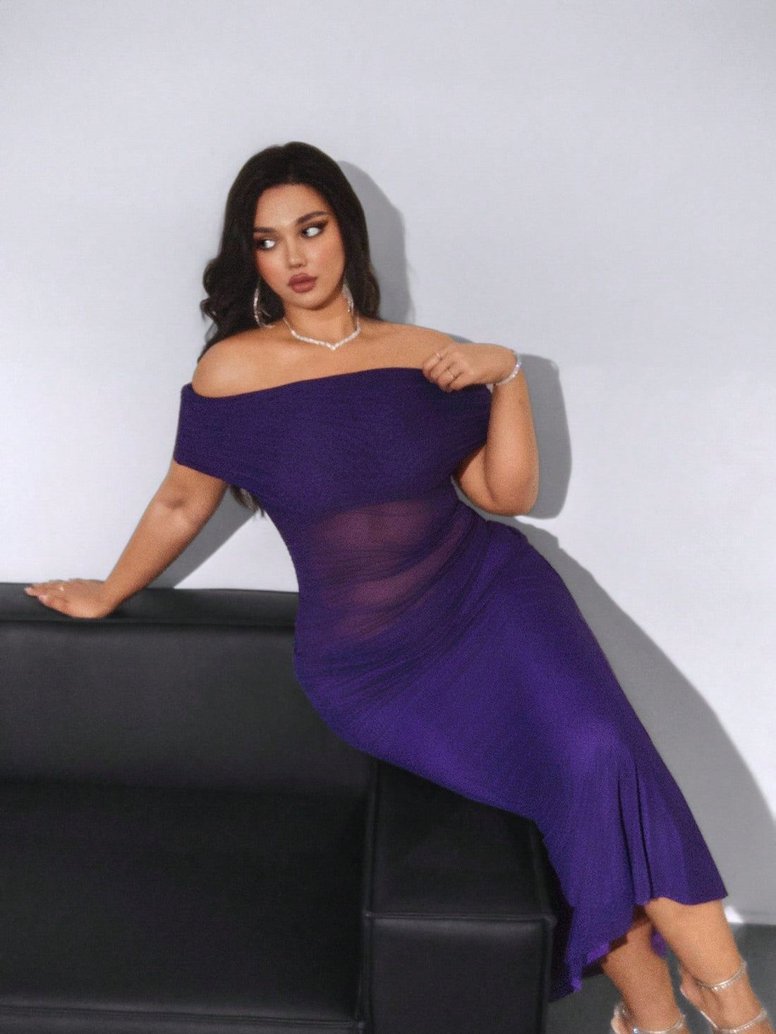 Step out in style with this Elegant Plus Size Off-Shoulder Dress designed just for you! Its minimalist design offers effortless comfort while highlighting your curves in all the right places. Perfect for any occasion, this dress combines playful charm with a flattering fit that makes you feel confident and fabulous. Embrace your elegance with a touch of fun!