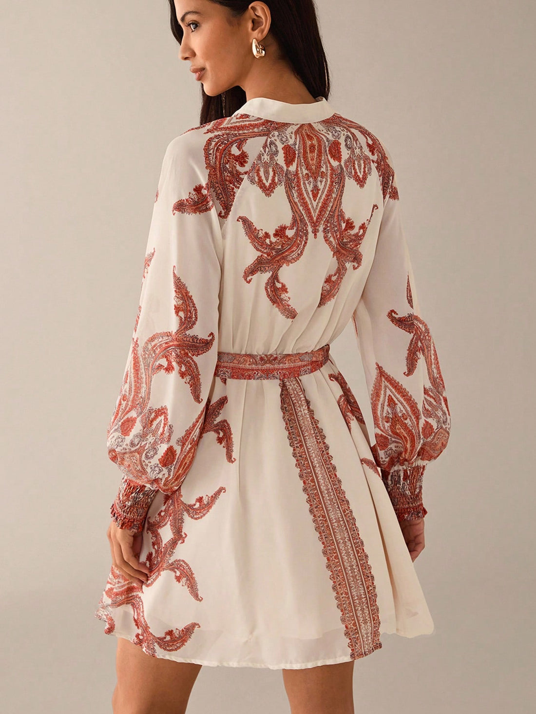 Step out in style with this playful floral short dress featuring a chic notch collar and a flattering tie waist. The long sleeves add a touch of elegance, making it perfect for urban adventures or a night out. Lightweight and comfortable, it effortlessly blends fun and sophistication for your go-to look.