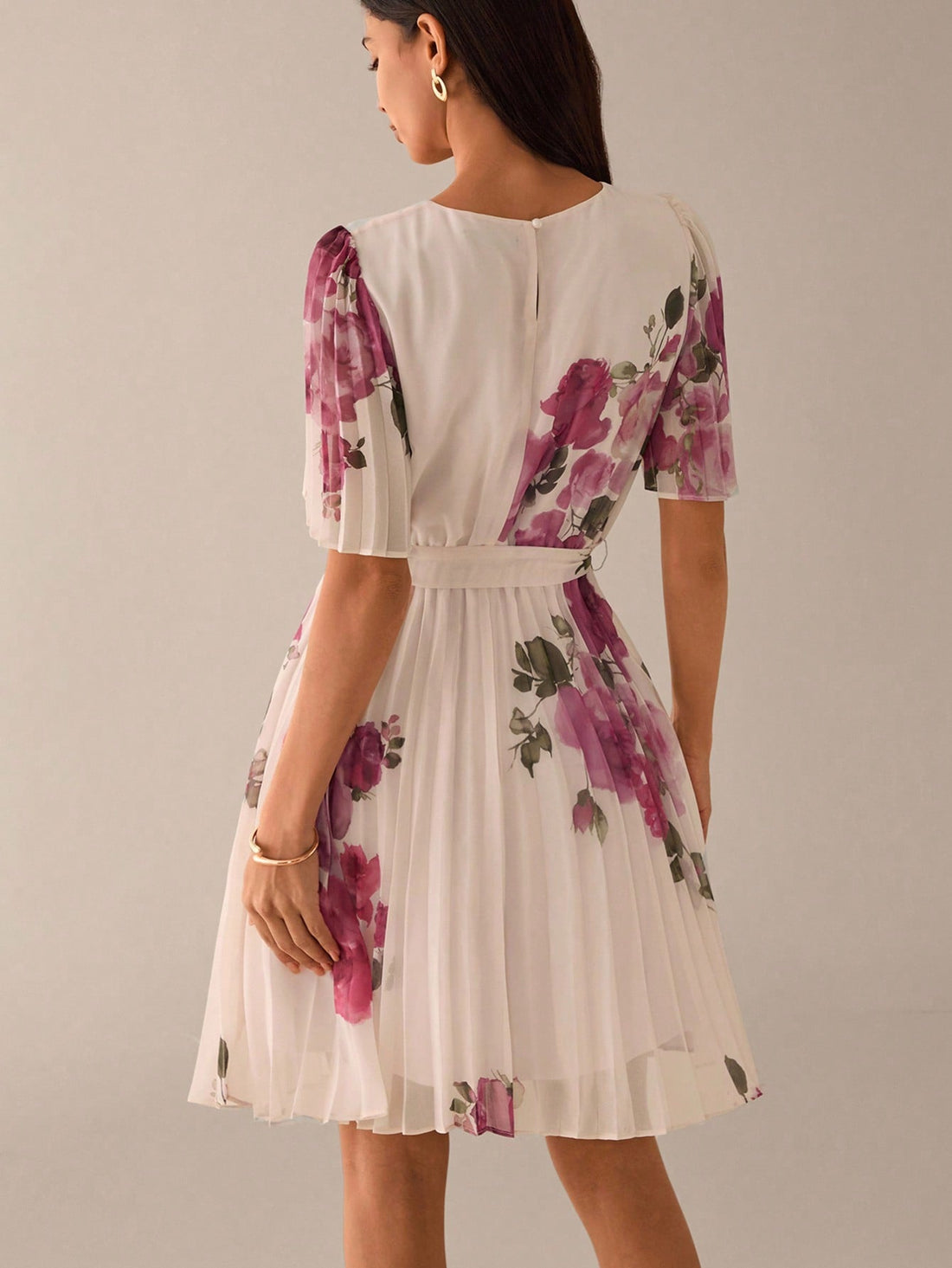 Step into sunshine with this Elegant Summer Floral Print Sleeveless Dress, perfect for urban adventures or relaxed weekends. Its breezy sleeveless design keeps you cool while the vibrant floral pattern adds a playful pop to your look. Lightweight and effortlessly chic, this dress is your go-to for easy, stylish summer days.