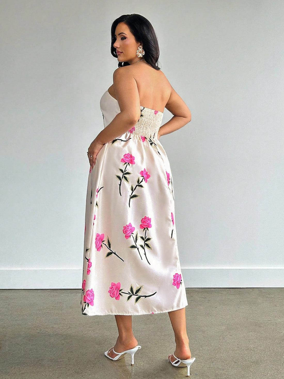 Step into summer with this playful plus-size A-line midi dress, featuring a charming rose print that blooms with every move. The strapless design keeps things breezy and fun, while handy pockets add a touch of practicality to your sunny-day style. Perfect for twirling through warm afternoons or casual garden parties, this dress combines comfort and flair effortlessly.