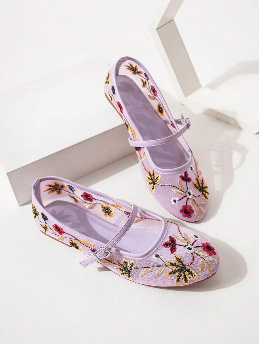 Step into summer with these Chic Floral Embroidery Mesh Flats! Lightweight and breathable, they keep your feet cool while adding a touch of Roman-inspired elegance. Perfect for casual days or vacation strolls, these ballet slippers blend comfort with playful floral charm to brighten every step you take.