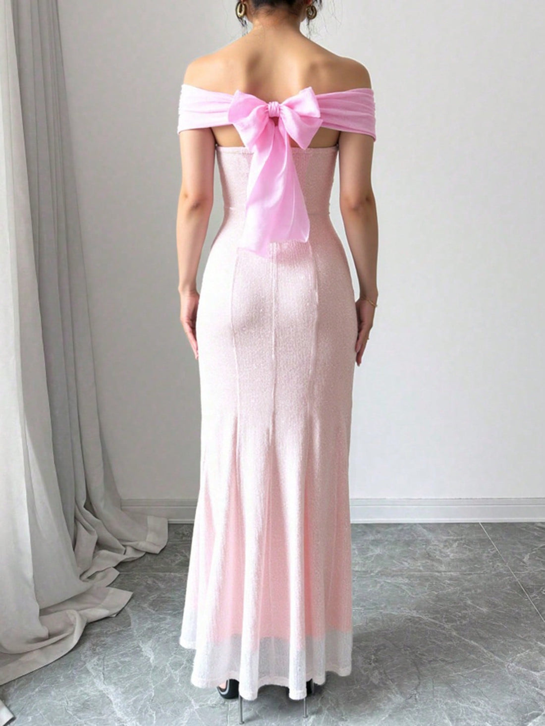 Turn heads with this Elegant Women’s Off-Shoulder Fitted Dress featuring a flirty side slit hem. Designed to hug your silhouette in all the right places, it effortlessly blends sophistication with a cheeky hint of fun. Perfect for evenings out or special occasions where you want to shine with a playful twist.