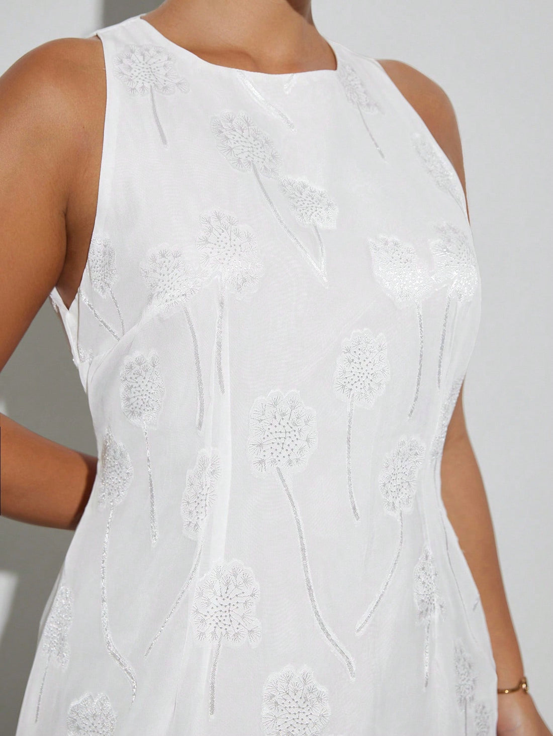 Step into timeless charm with this Elegant Plus Size French Vintage Floral Jacquard Dress. Its sleeveless design and round neck offer a breezy, flattering fit, while the intricate floral jacquard pattern adds a touch of French opulence. Perfect for twirling through sunny afternoons or making a statement at your next soirée, this dress combines comfort and classic style with a playful twist. Embrace elegance that feels as good as it looks!