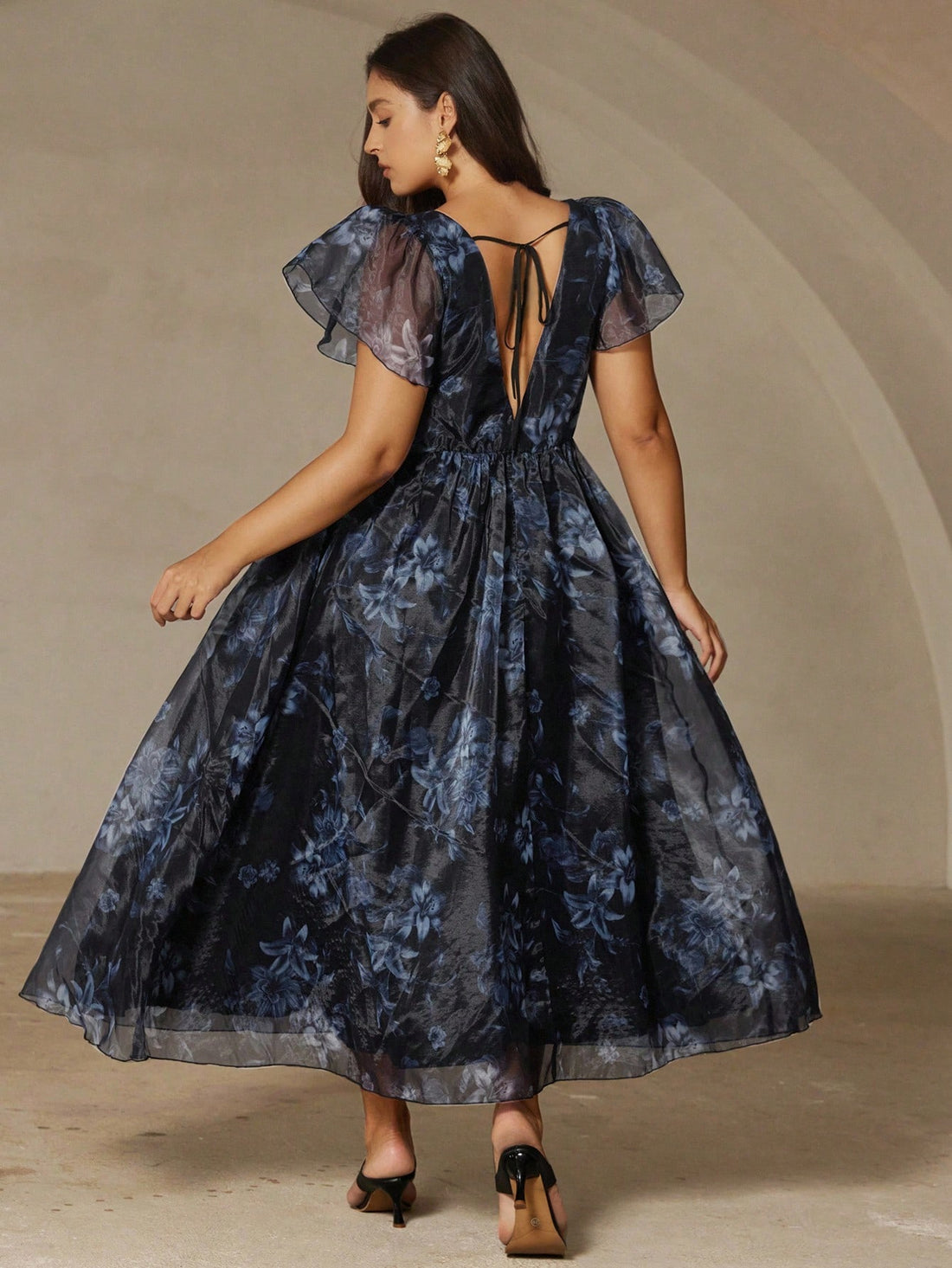 Step into summer with this playful plus-size maxi dress, featuring a dreamy ombre floral print that gracefully fades across an elegant blue fabric. The puff sleeves add a touch of whimsical charm while keeping you comfortable and cool. Perfect for sunny days and evening strolls, this dress blends style and ease for a look that’s effortlessly fun and flattering.