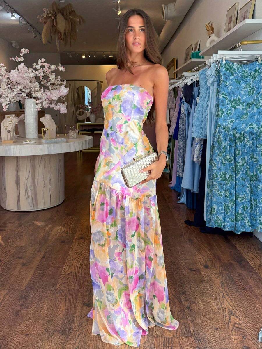 Experience the breathtaking fusion of botanical heritage and sharp, modern architectural tailoring. This stunning floral ensemble is meticulously designed for the woman who values a high-fashion, "quiet luxury" approach to seasonal dressing—the ultimate centerpiece for prestigious cocktail parties, exclusive beach outings, and high-authority summer social gatherings.