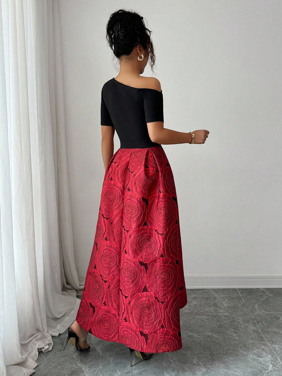 Turn heads in this stunning floral bodycon dress that's equal parts sass and sophistication. The playful print brings garden-fresh vibes while the fitted silhouette hugs you in all the right ways. Short sleeves keep things breezy, and that cheeky asymmetric hem adds an unexpected twist that says you don't do boring. Whether you're hitting brunch or a night out, this dress does the heavy lifting so you can focus on having fun. Effortless elegance never looked so good.