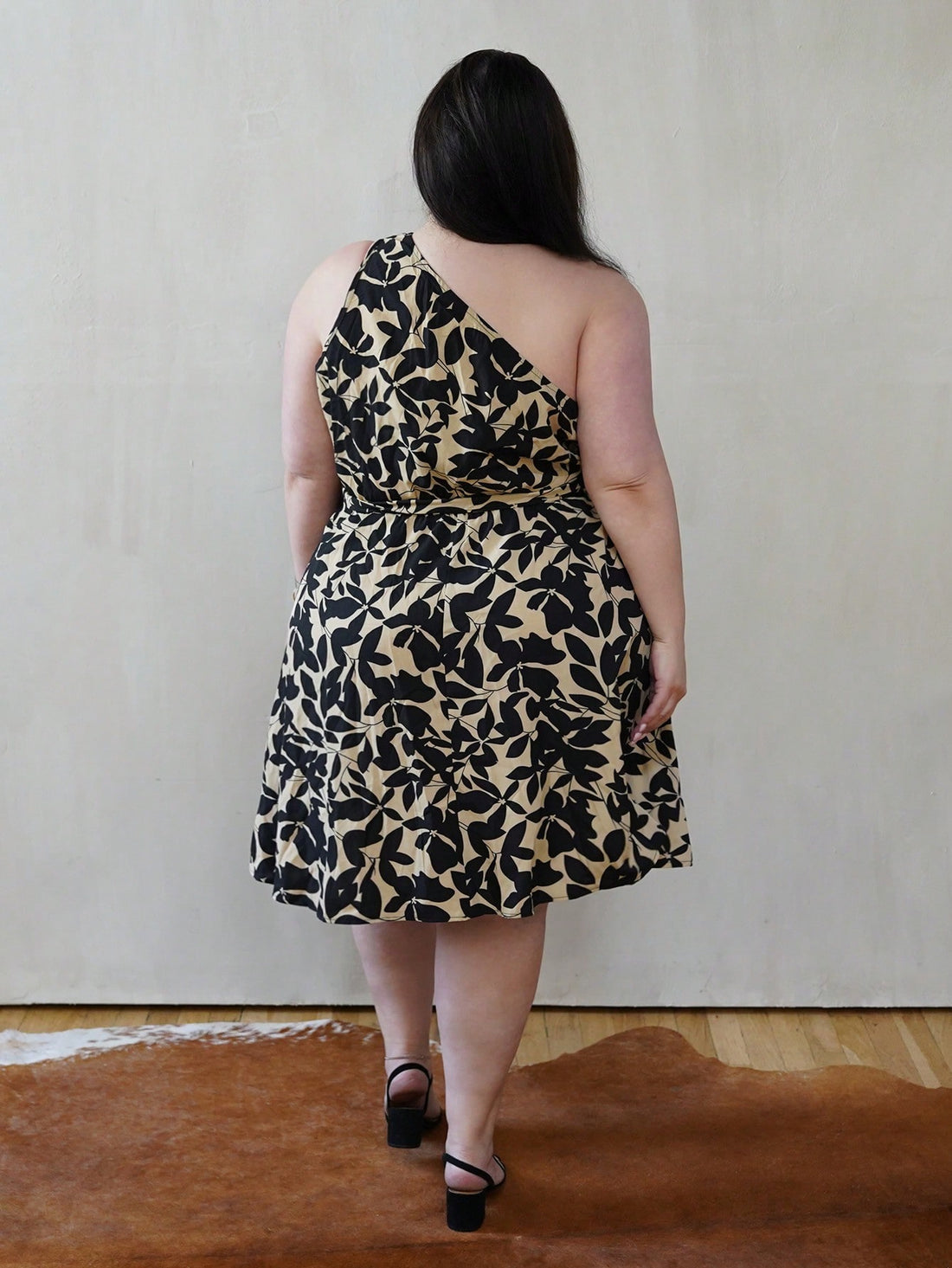 Embrace your curves in this breezy boho sleeveless dress, designed with you in mind! The vibrant plant print brings nature-inspired style to your summer wardrobe, while the adjustable drawstring waist lets you customize the fit for maximum comfort and confidence. Perfect for pear and triangle body shapes, this plus-size piece flatters your silhouette while keeping you cool and chic. Whether you're heading to a garden party or casual weekend outing, this versatile dress pairs effortlessly with sandals, sneak