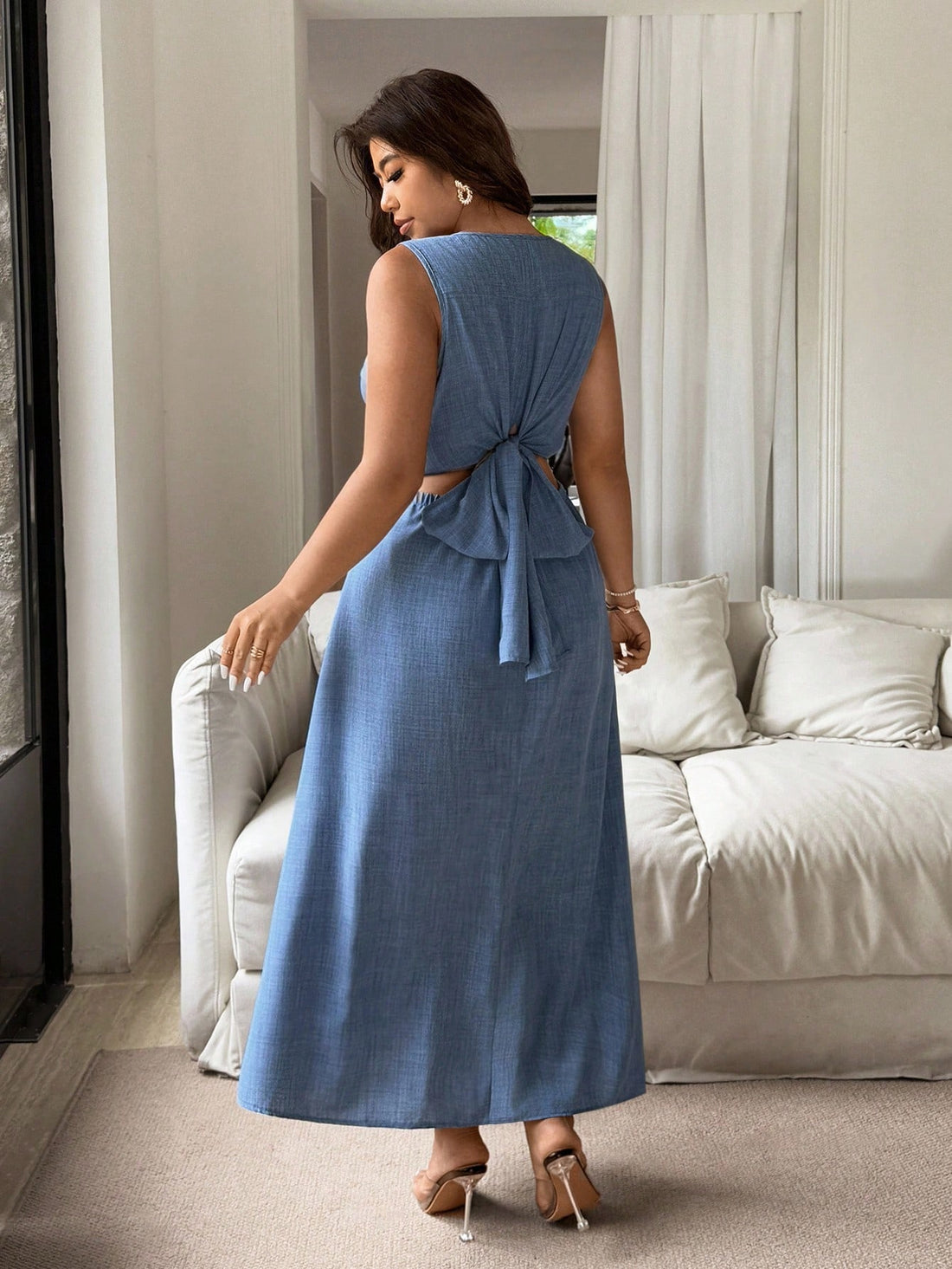 Turn heads effortlessly with this Chic Plus Size Dress featuring a charming French back and a playful bowknot design. Crafted to flatter your curves, it brings a dash of elegance with a fun twist, making every occasion a chance to shine in style and comfort.