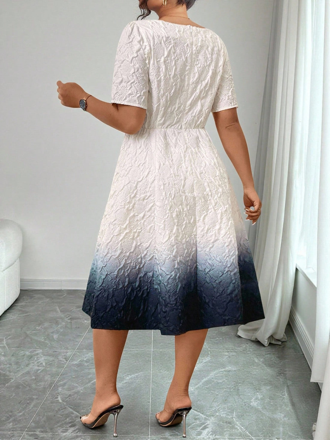 Step into summer with flair in this Elegant Plus Size A-Line Dress! Featuring a flattering square neck and a dreamy gradient color, it’s designed to keep your look fresh and fun during your summer commutes. The flowing A-line silhouette ensures comfort all day long while adding a touch of playful elegance to your wardrobe. Perfect for sunny days when you want to feel confident and cool without compromising on style.