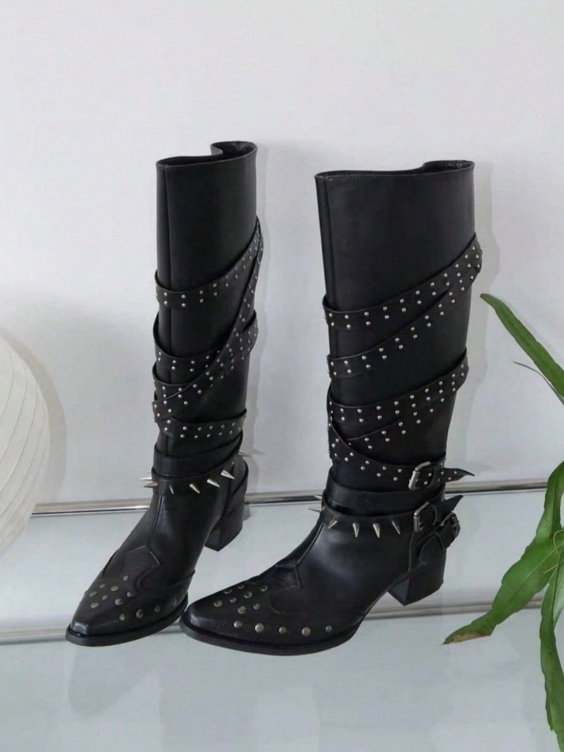 Step back in time with these Vintage Retro American Culture Detachable Leg Warmers! Perfect for adding a playful wilderness vibe to your outfit, they offer versatile style and cozy comfort. Easily detachable, they let you switch up your look while keeping your legs warm and stylish wherever your adventures take you. Embrace retro charm with a modern twist!