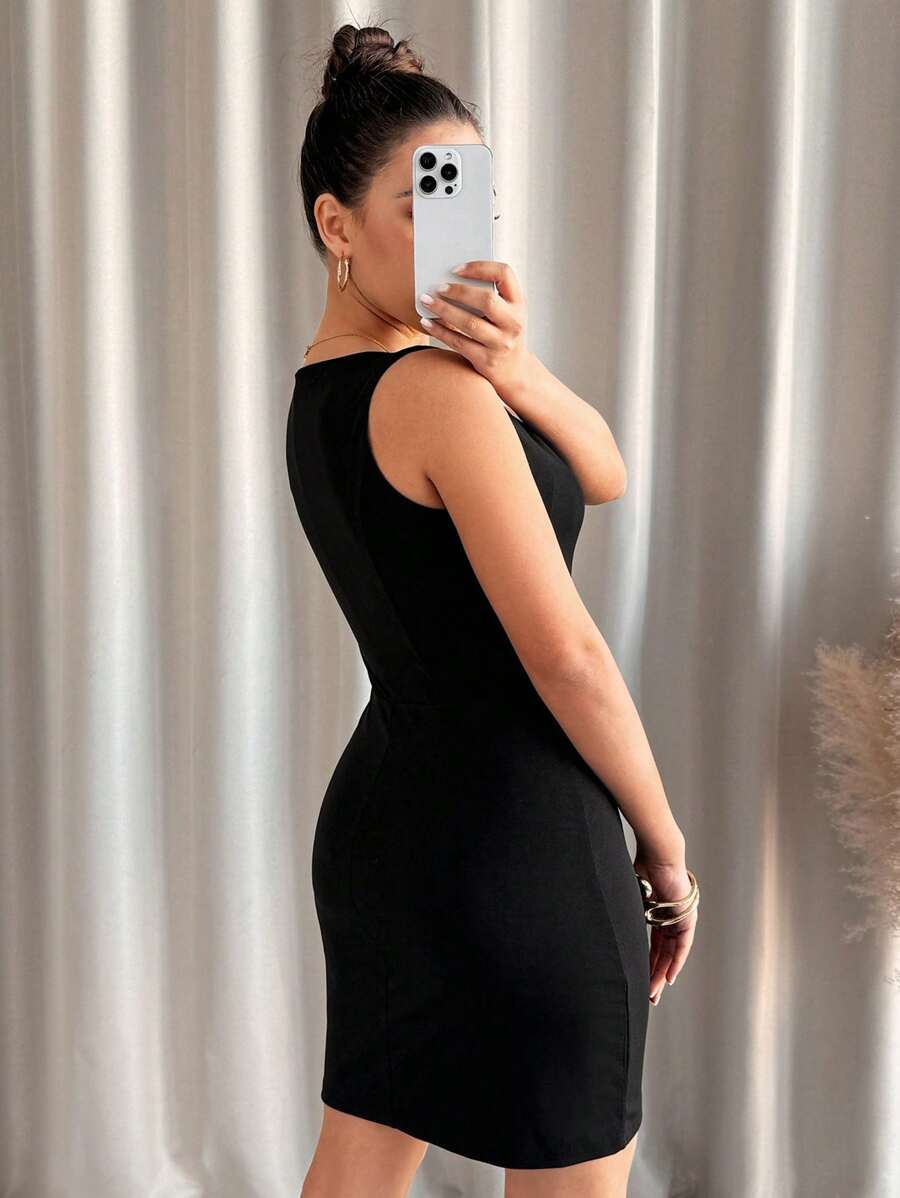 Turn heads this summer with our Elegant Square Neck Bodycon Dress featuring a flirty slit. Its sleek silhouette hugs your curves while the square neckline adds a touch of charm, making it ideal for both romantic dates and stylish business casual looks. Stay cool, confident, and effortlessly chic wherever you go!