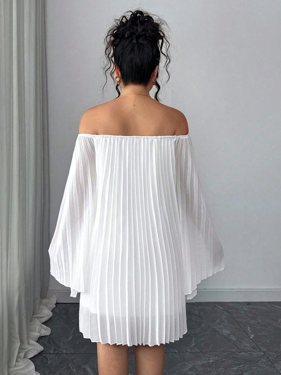 Step out in style with this Elegant Plus-Size Off-Shoulder Pleated Dress, perfect for casual days and vacation vibes. Its flattering off-shoulder design and flowing pleats add a fun, flirty touch while keeping you comfortable all day long. Whether you're strolling the beach or enjoying a sunny brunch, this dress brings effortless charm to your wardrobe.