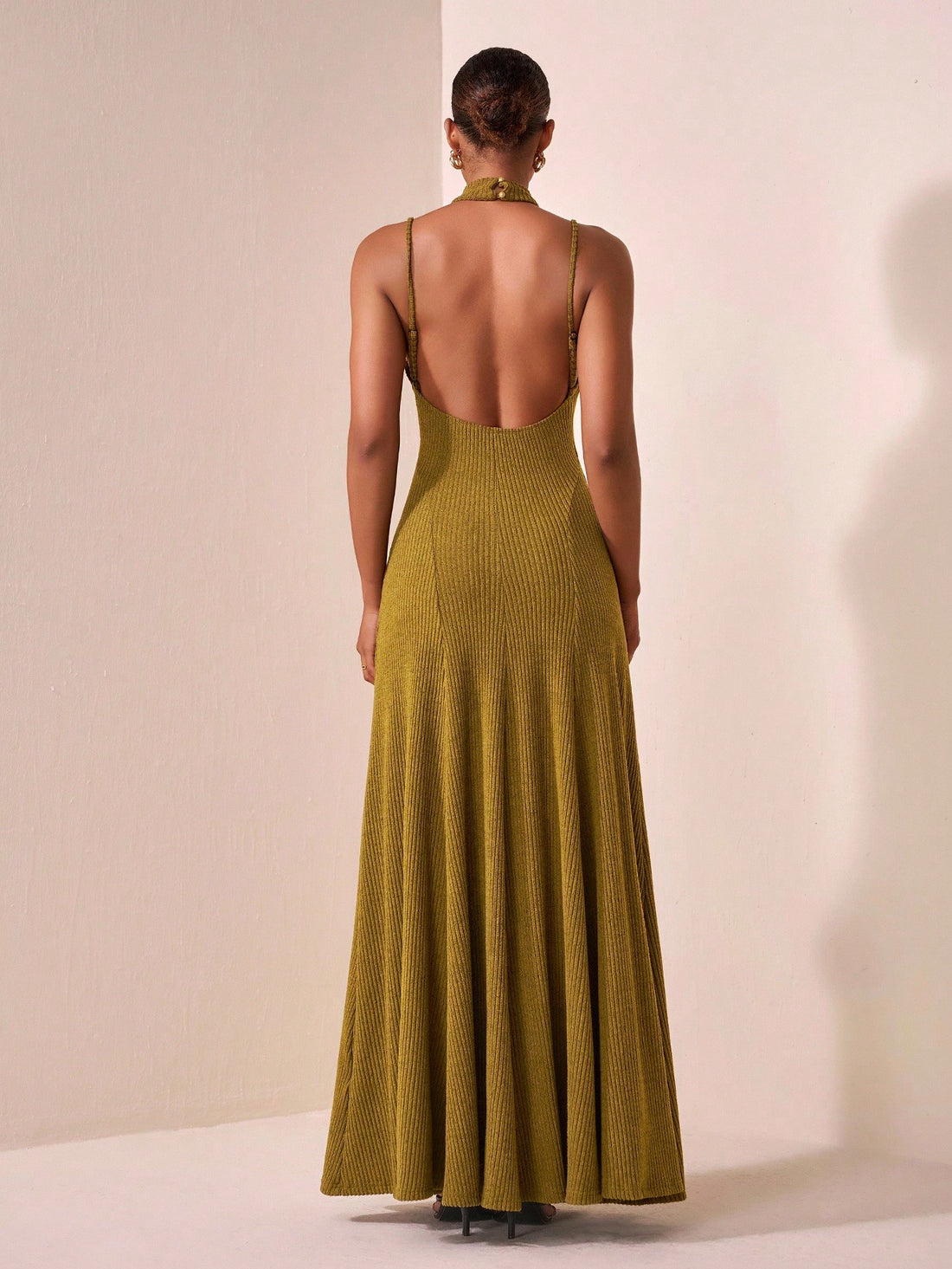 Step into autumn with flair wearing this elegant military green sleeveless long dress. Its rich color and sleek silhouette make it just right for both serious business meetings and lively parties. Feel confident and stylish as you turn heads effortlessly, whether you're sealing deals or dancing the night away.