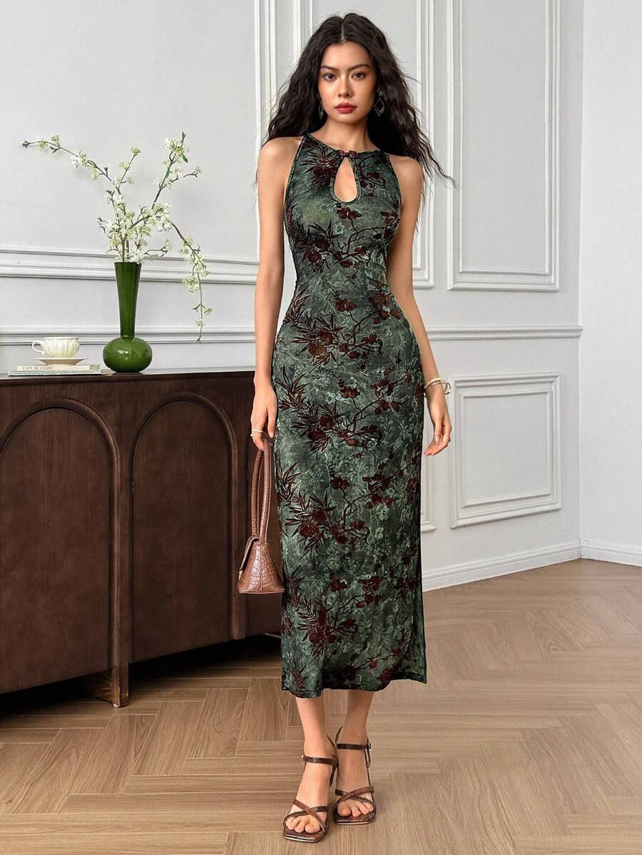 Step into sunshine with this playful mid-length summer dress, featuring a charming vintage floral print. Its fitted design beautifully hugs your silhouette, blending classic style with a fun, fresh vibe. Perfect for garden parties or casual days, this dress adds a touch of whimsy to your warm-weather wardrobe.