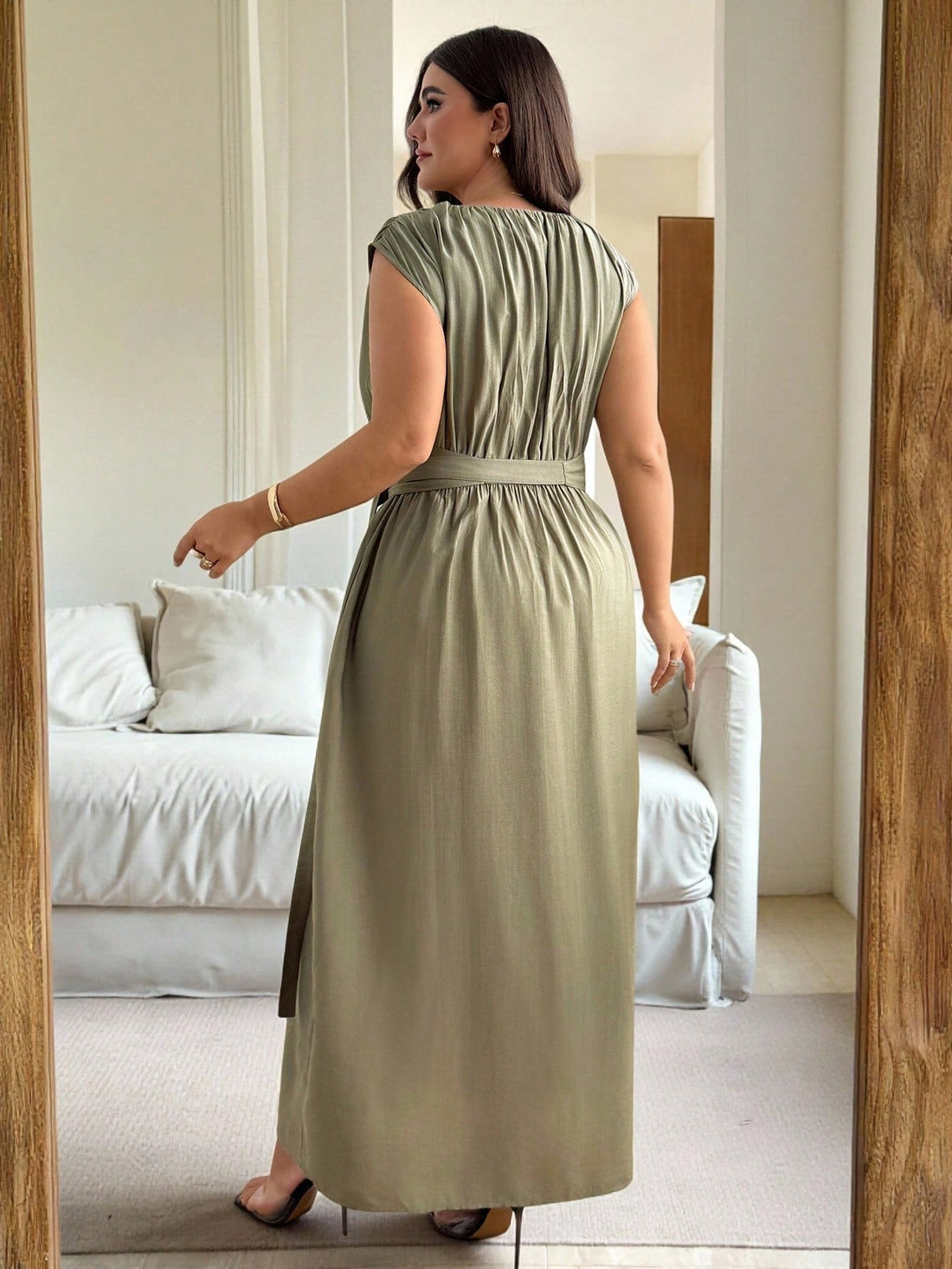 Step out in style and comfort with this Plus Size Women's Elegant Summer Linen Maxi Dress. Its breathable linen fabric keeps you cool while hidden buttons add a sleek, fuss-free look. The playful metal D-ring pocket adds a chic touch and handy storage for your essentials. Perfect for sunny days when you want to feel effortlessly elegant and fabulous!