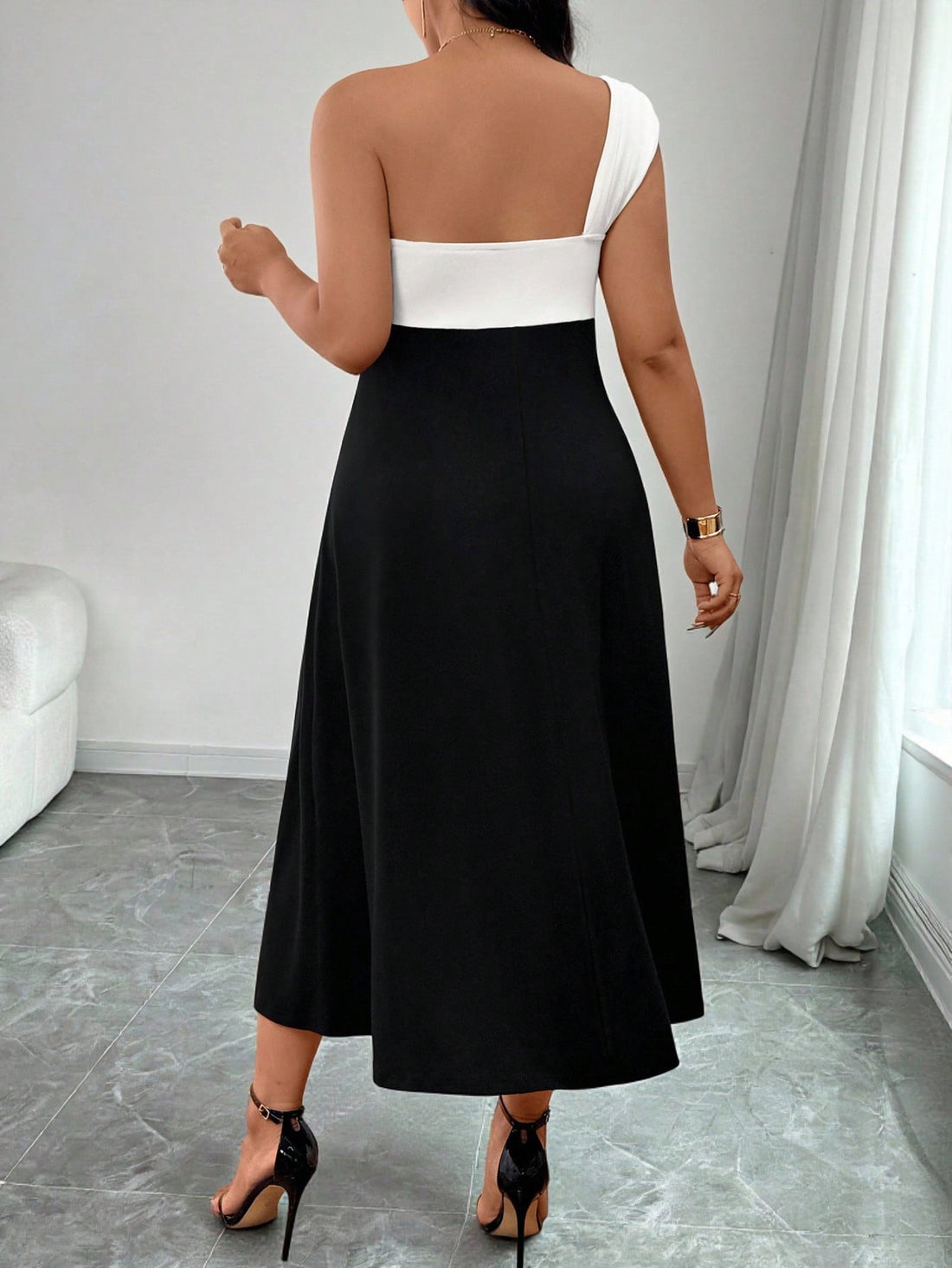 Step out in style with this Elegant Plus Size Off-Shoulder Long Dress, perfect for sunny spring and summer days. Its flirty off-shoulder design adds a playful touch, while the flowing length offers comfort and grace. Whether you're dazzling at a party or keeping it casual, this dress adapts flawlessly to every occasion. Embrace the season with effortless elegance and a hint of fun!