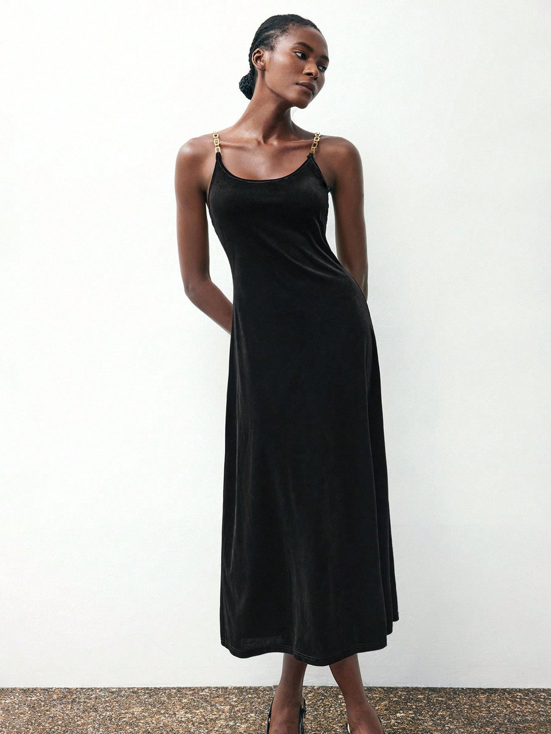 Step into the spotlight with this Elegant Velvet Long Dress featuring striking metal chain details. Its soft velvet fabric keeps you cozy while the edgy chains add a bold twist, making it ideal for Halloween spooks or glitzy holiday gatherings. Perfect for turning heads and dancing the night away in style!