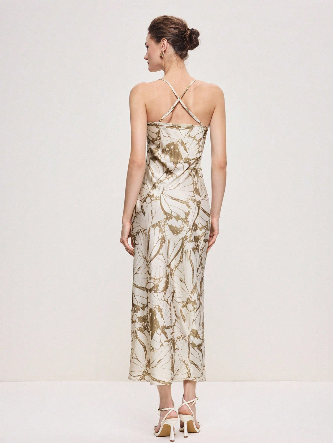 Step out in style with this chic mid-length summer dress designed for women who love versatile elegance. Whether you’re dancing at a festival, strolling a beach resort, or celebrating a wedding, this dress combines comfort and flair effortlessly. Its breezy fit keeps you cool while turning heads, making every summer moment unforgettable.