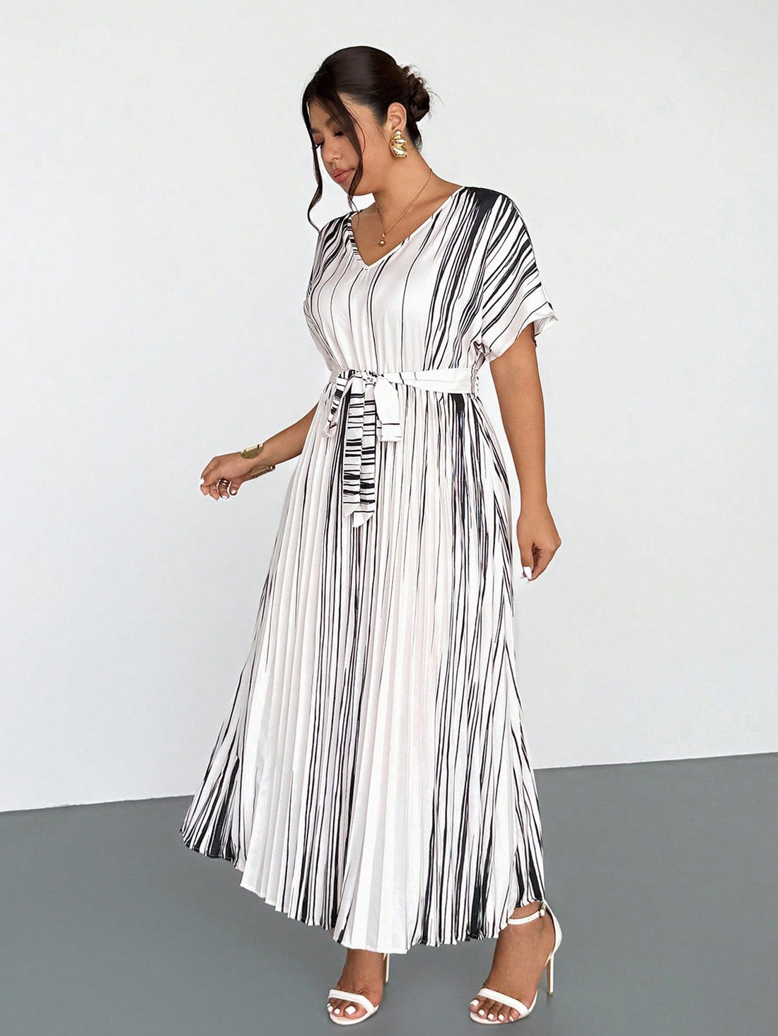 Step out in style with this Elegant Plus Size Casual Dress—made for spring and summer fun! Featuring a flirty pleated V-neck and a charming ruffle hem, it’s effortlessly chic and comfy. Whether you're dazzling at work or soaking up vacation vibes, this dress moves with you while turning heads. Embrace the season with a playful twist!