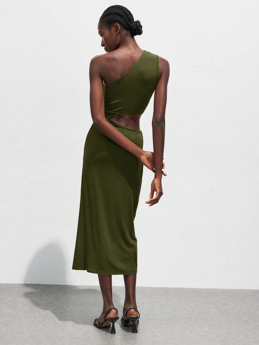 Step into the spotlight with this playful mid-length dress featuring a chic asymmetric neckline and a shiny metal buckle detail. Designed for cozy autumn and winter nights, it promises to keep you stylish and comfortable at every party or wedding. Flirty yet elegant, this dress is your go-to for turning heads with effortless charm.