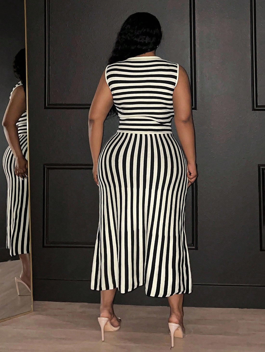 Celebrate summer in style with this Elegant African Linen Maxi Dress, designed for sunny vacations and warm breezes. Its flowing A-line cut flatters every curve, while the sleeveless design keeps you cool and carefree. Made from breathable linen, this plus-size dress combines comfort with vibrant elegance, perfect for dancing, dining, or beach strolls. Embrace effortless charm and feel fabulous wherever summer takes you!