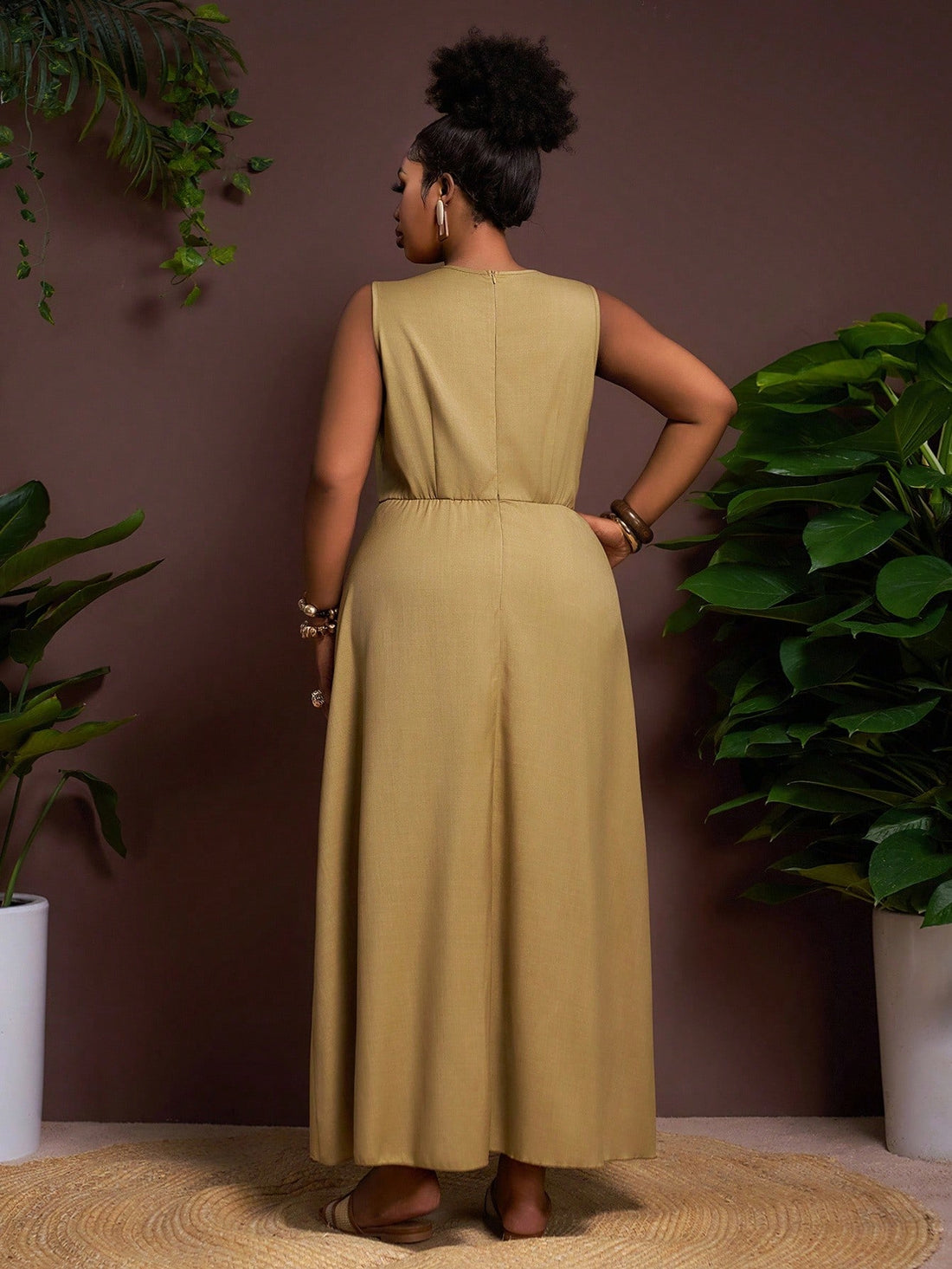 Step into charm with this Elegant Plus Size Women’s Dress, where solid colors meet delightful 3D floral details. The ruched design flatters your curves, while the round neck and sleeveless cut keep things breezy and fun. Perfect for turning heads without trying too hard!