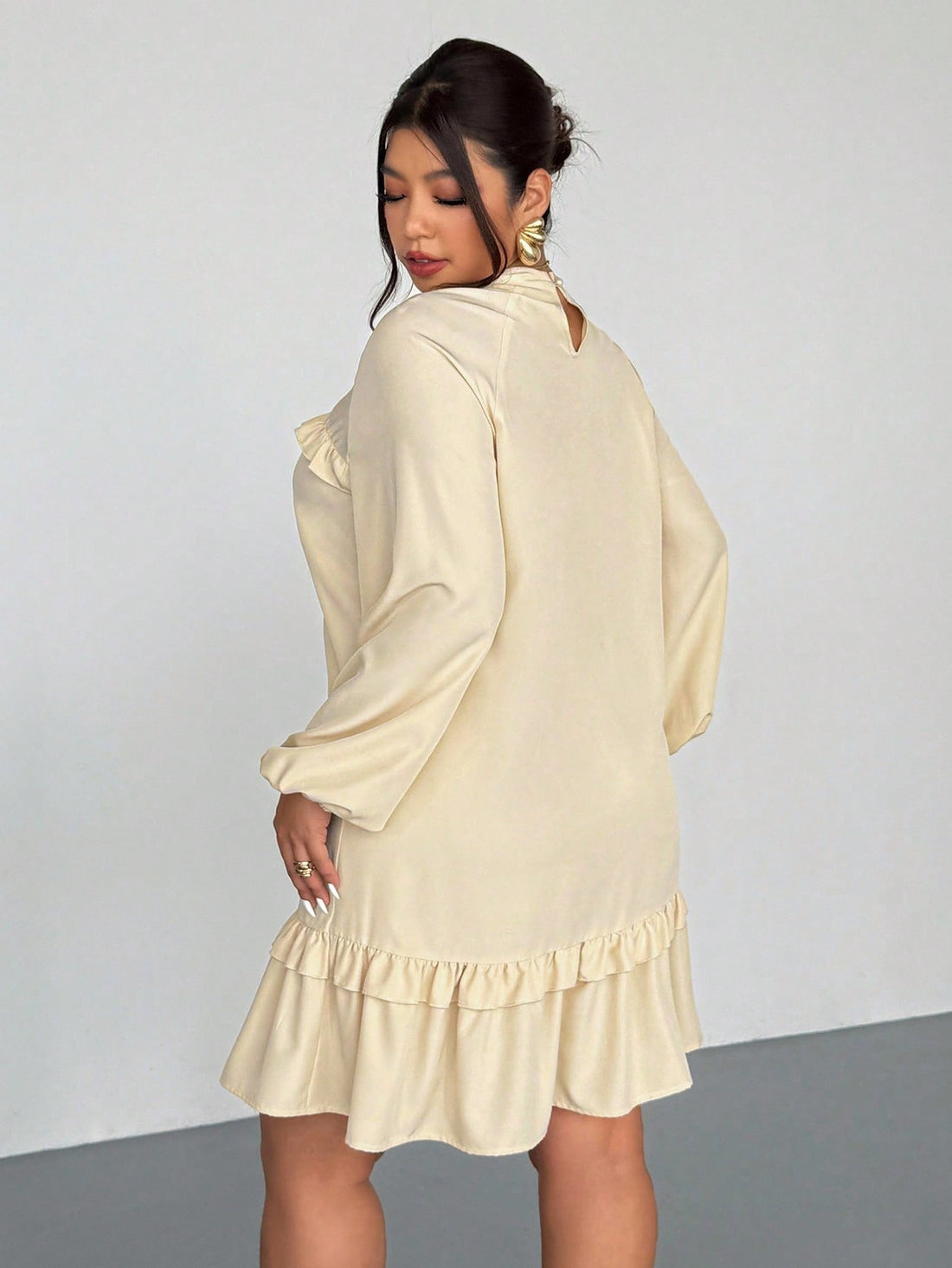 Step into charm with this Elegant Plus Size Pleated Collar Long Sleeve Dress in Cream. Its delicate pleated collar and flowing long sleeves create a graceful silhouette that’s as comfortable as it is stunning. Perfect for brunch, a night out, or a special event, this dress celebrates curves with confidence and playful elegance. Dress up or down and let your style shine effortlessly!
